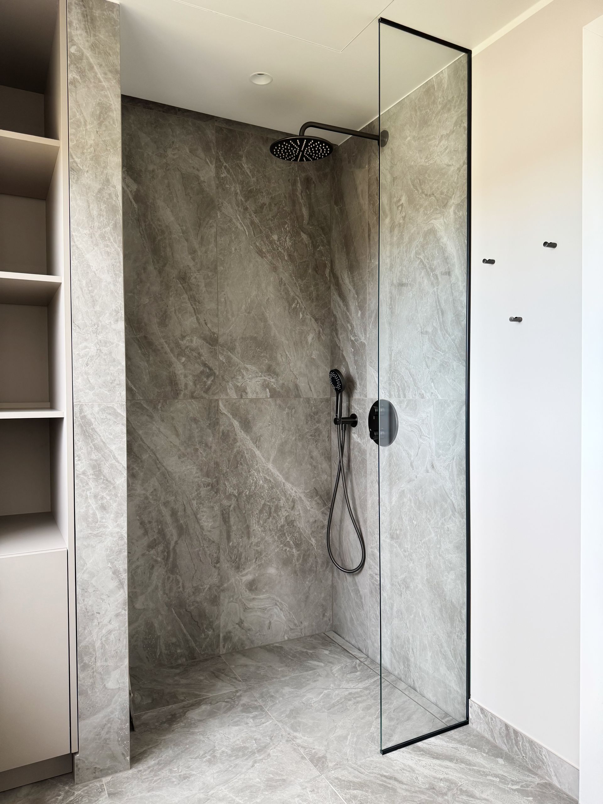 Dušisein - kirgas klaas, must profiil