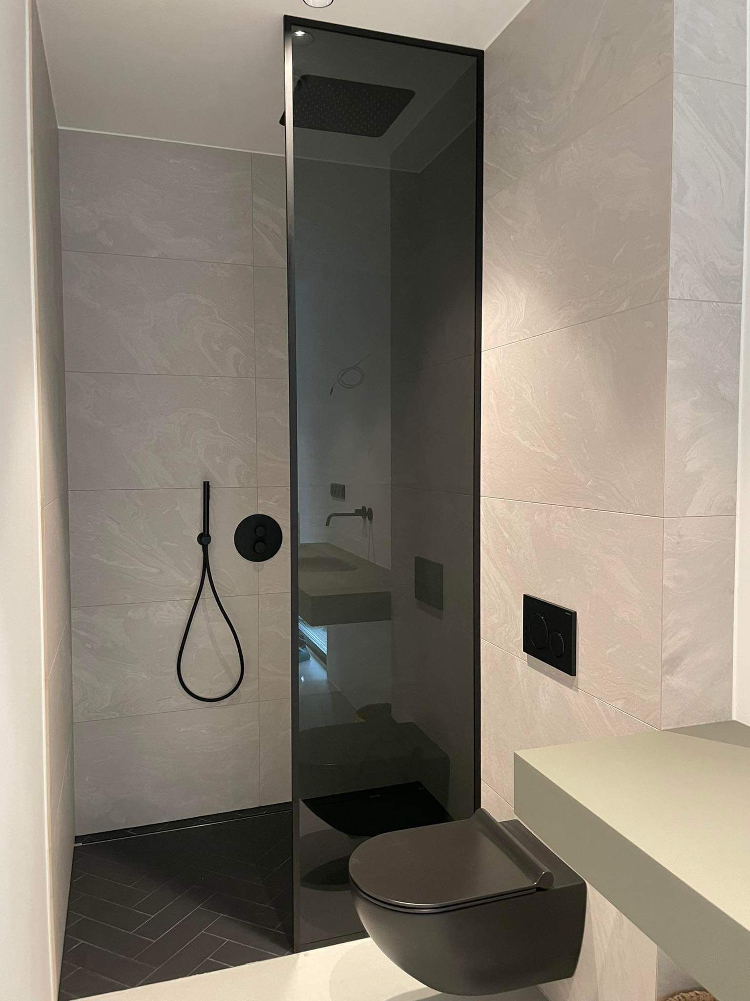 Dušiklaassein - tumehall klaas, must raam. dušiseinad, dušiklaasseinad. Dušiseinad pärnus, dušhiseinad Tartus. Dušiklaasid