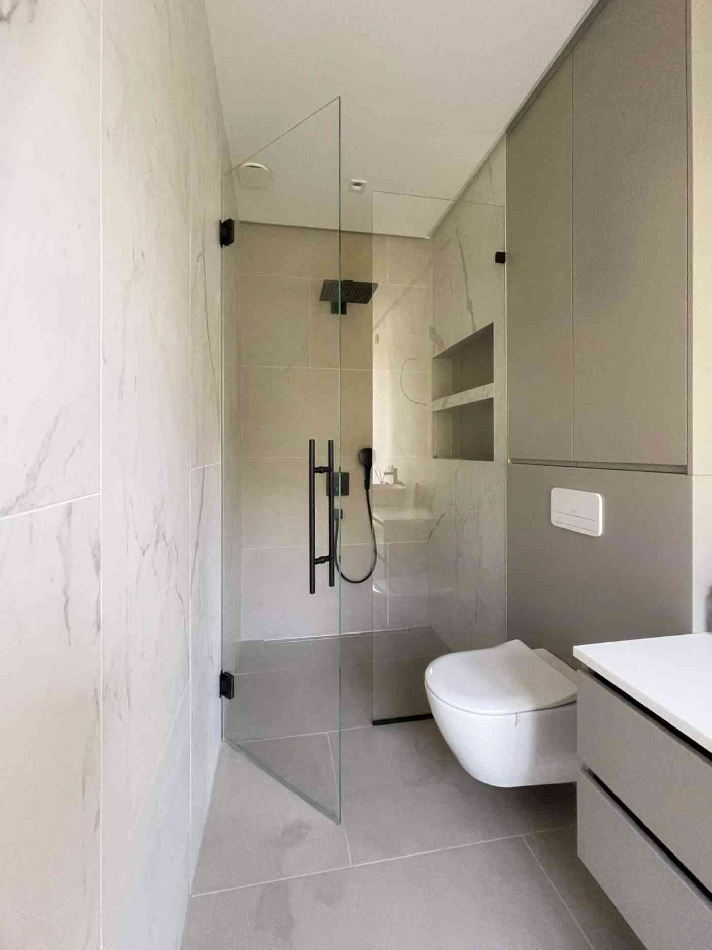 Dušisein uksega, eriti kirgas klaas. must furnituur