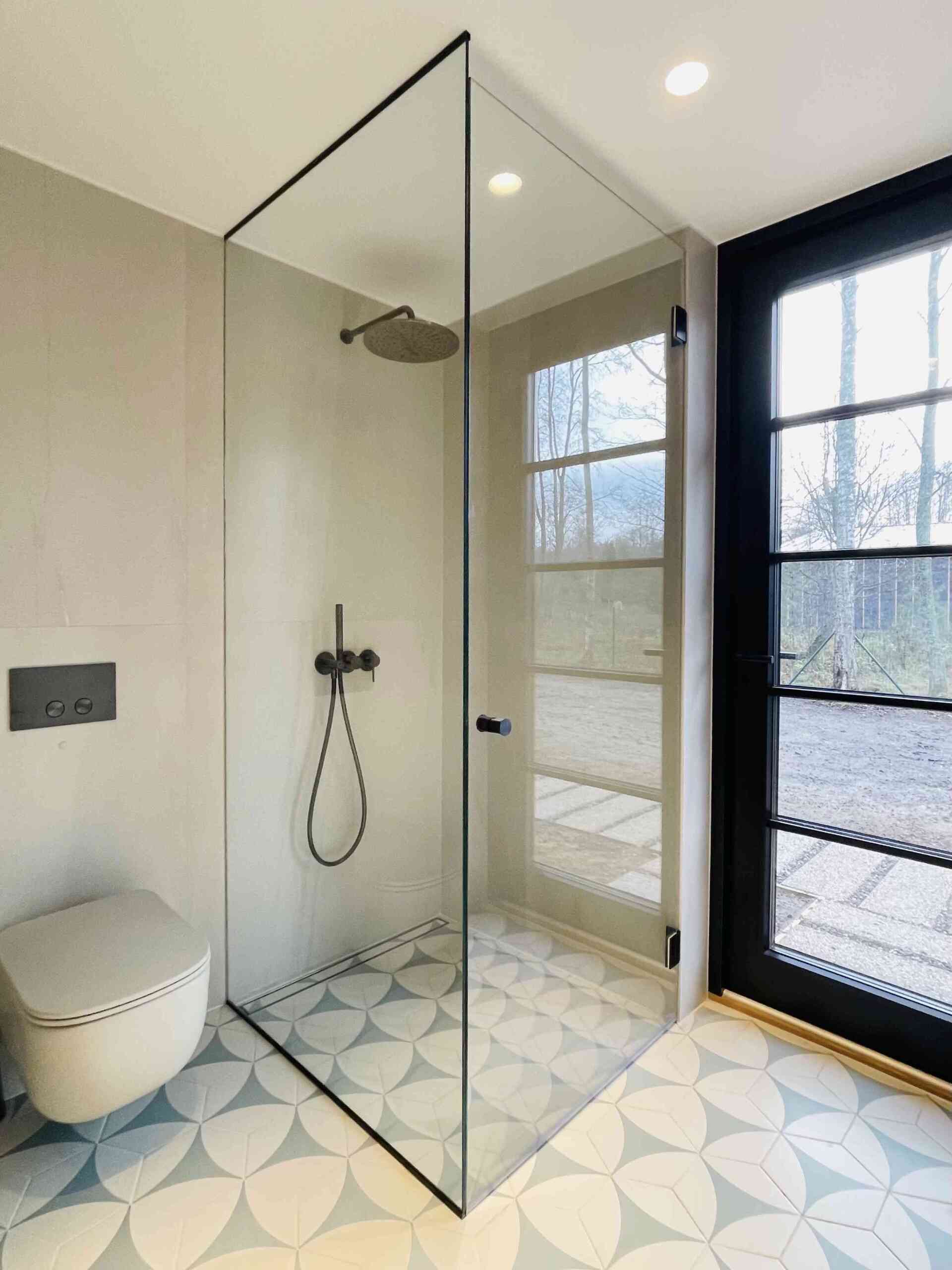 Dušikabiin uksega - kirgas klaas, Glassworks