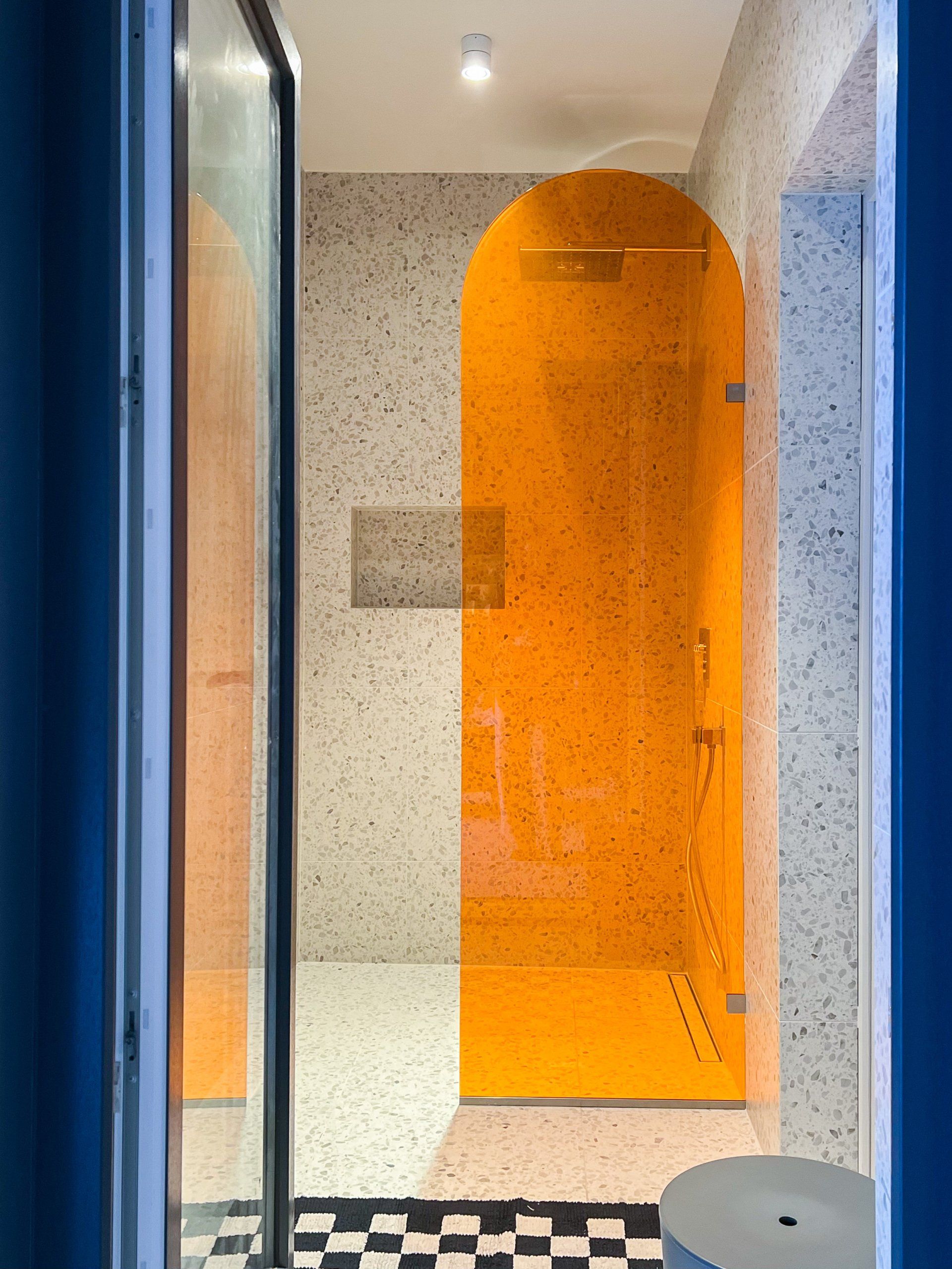 Dušisein kaarega - erivärviline klaas glassworks. dušiseinad, dušiklaasseinad. Dušiseinad pärnus, dušhiseinad Tartus. Dušiklaasid