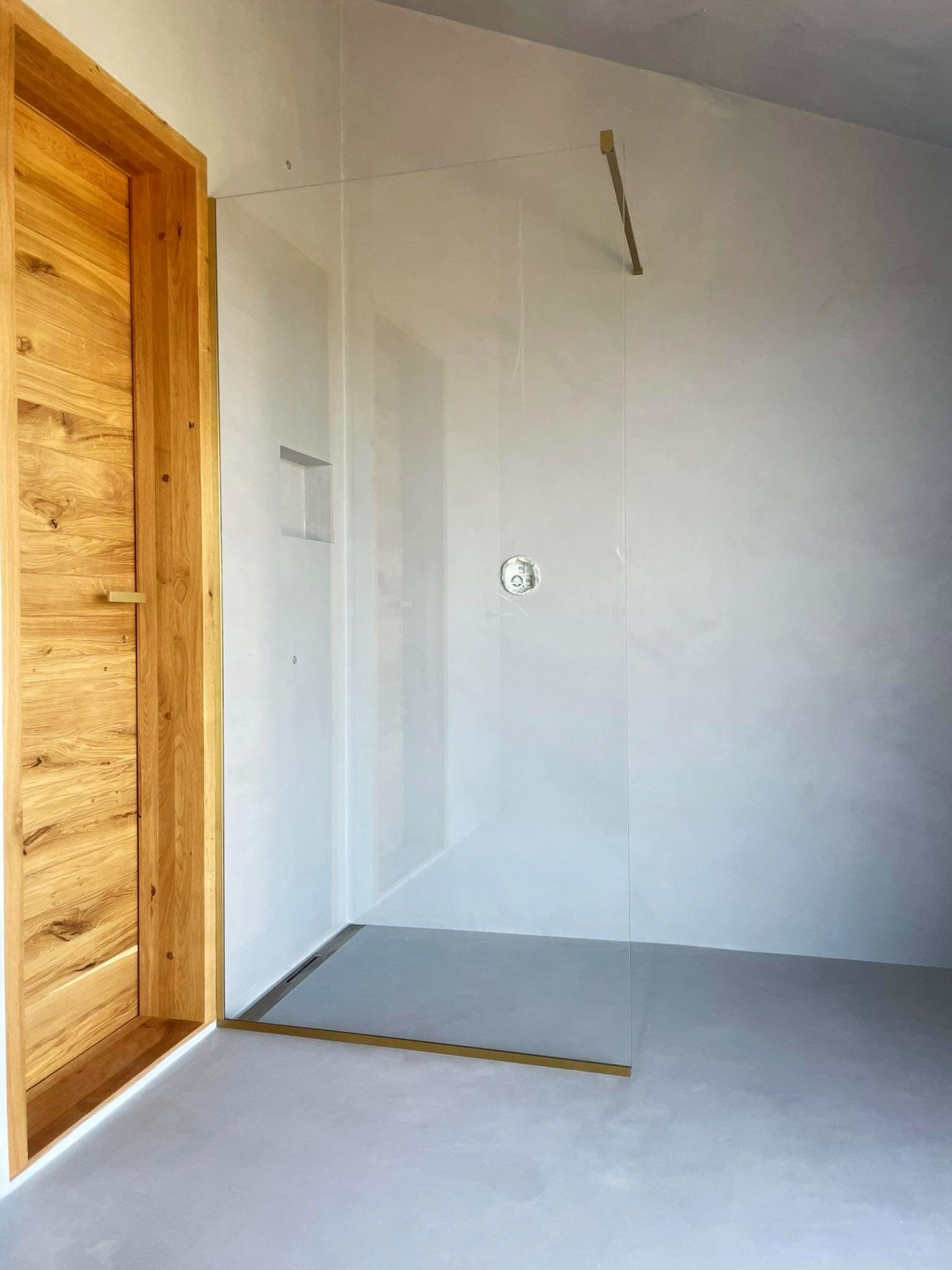 Dušisein tugitoruga - eriti kirgas klaas, harjatud kuldne furnituur