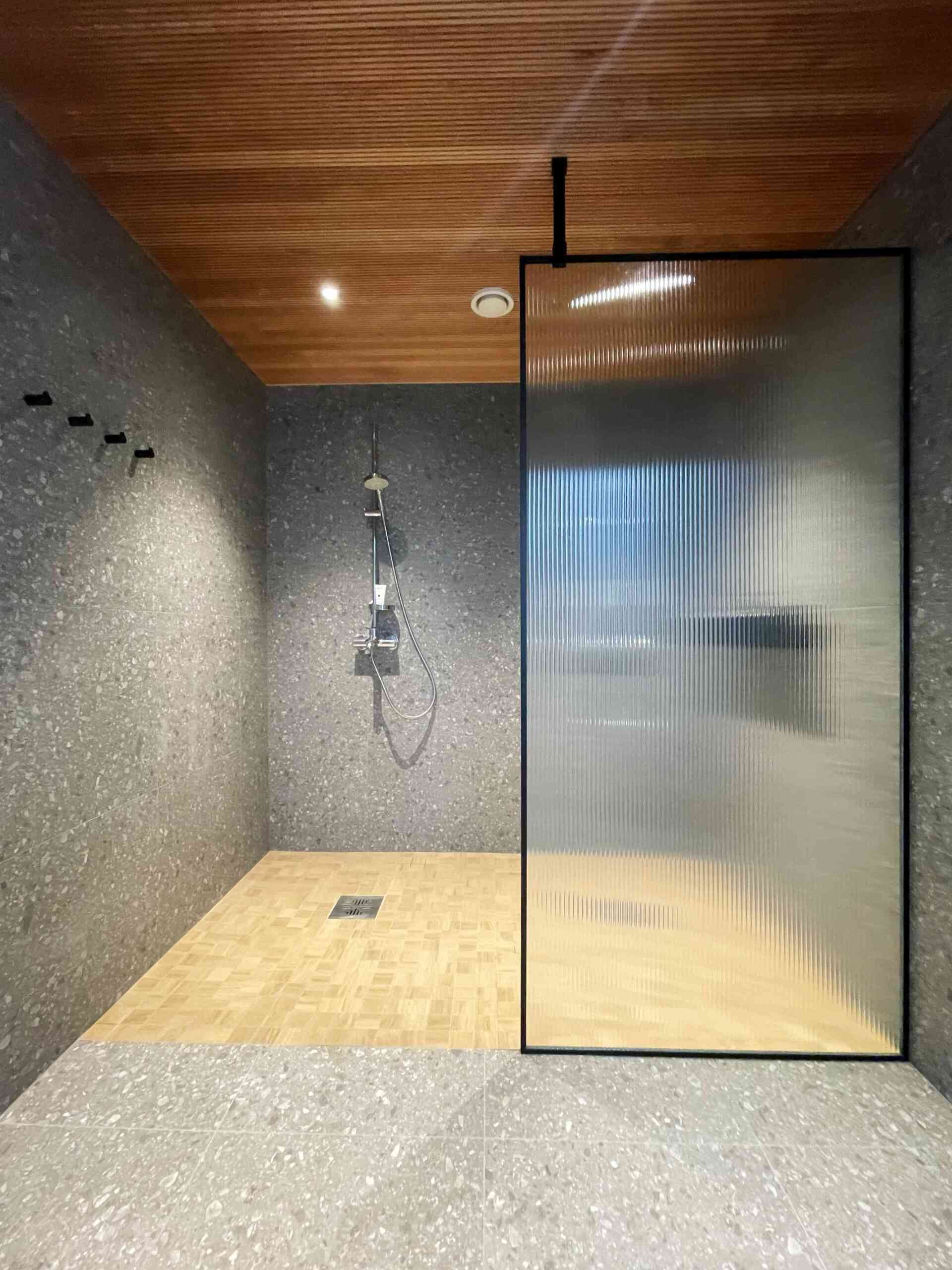 Dušisein laineklaas ribbed klaas