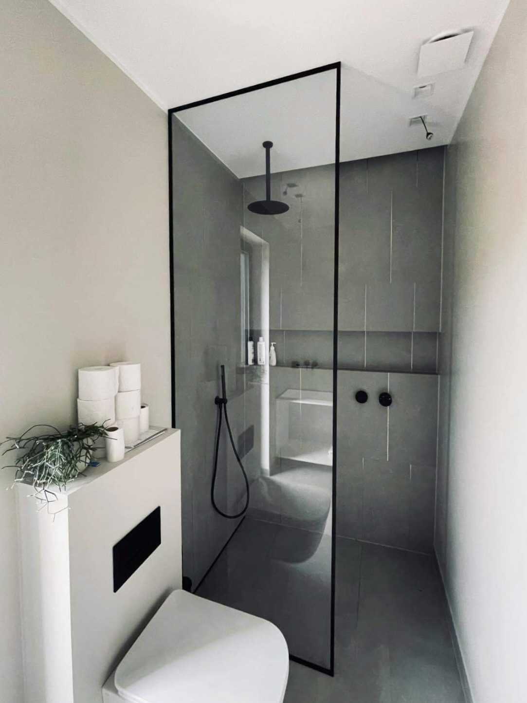 Dušisein musta raamiga