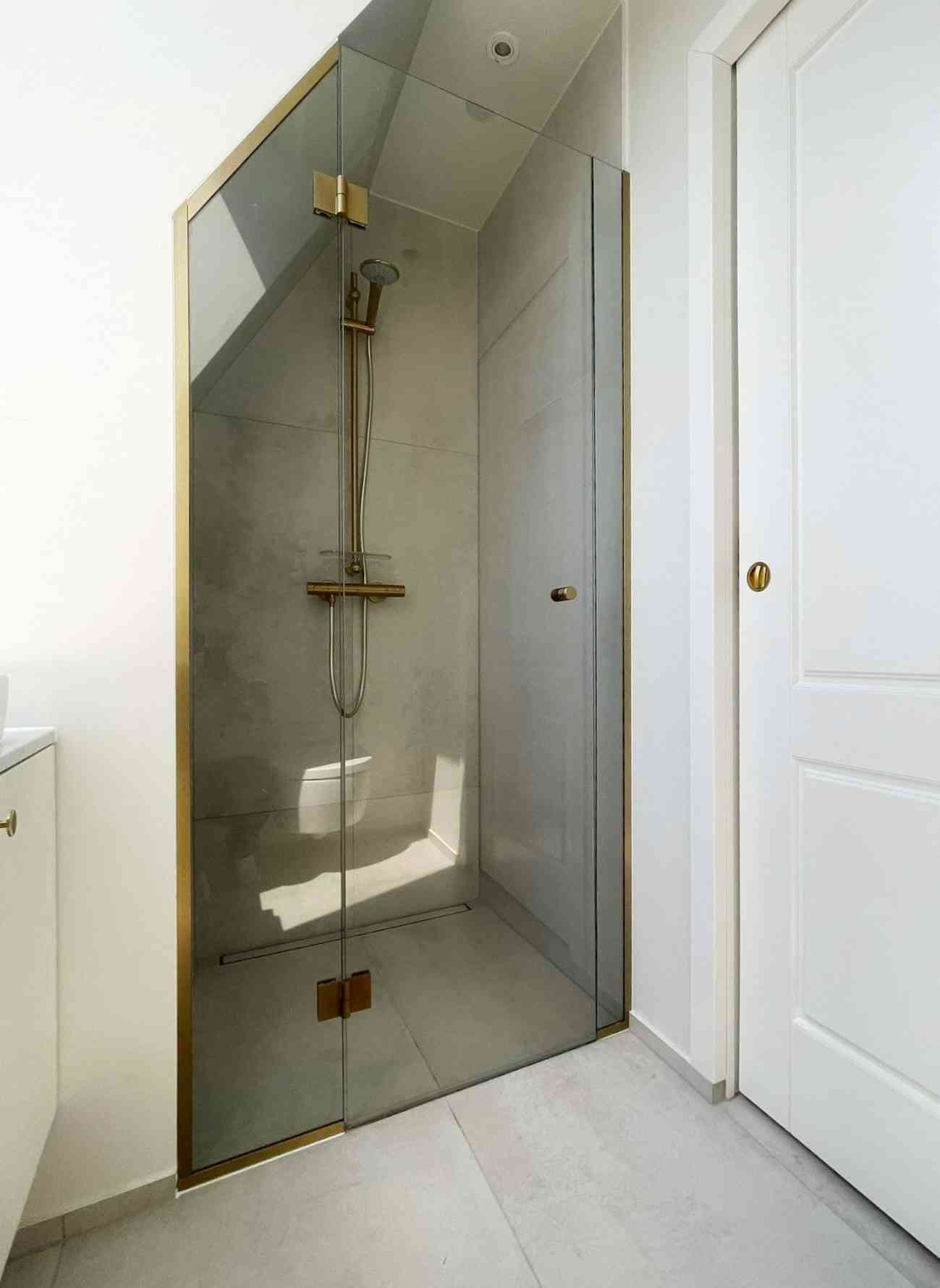 Dušinurk - kirgas klaas, harjatud kuld/messing furnituur