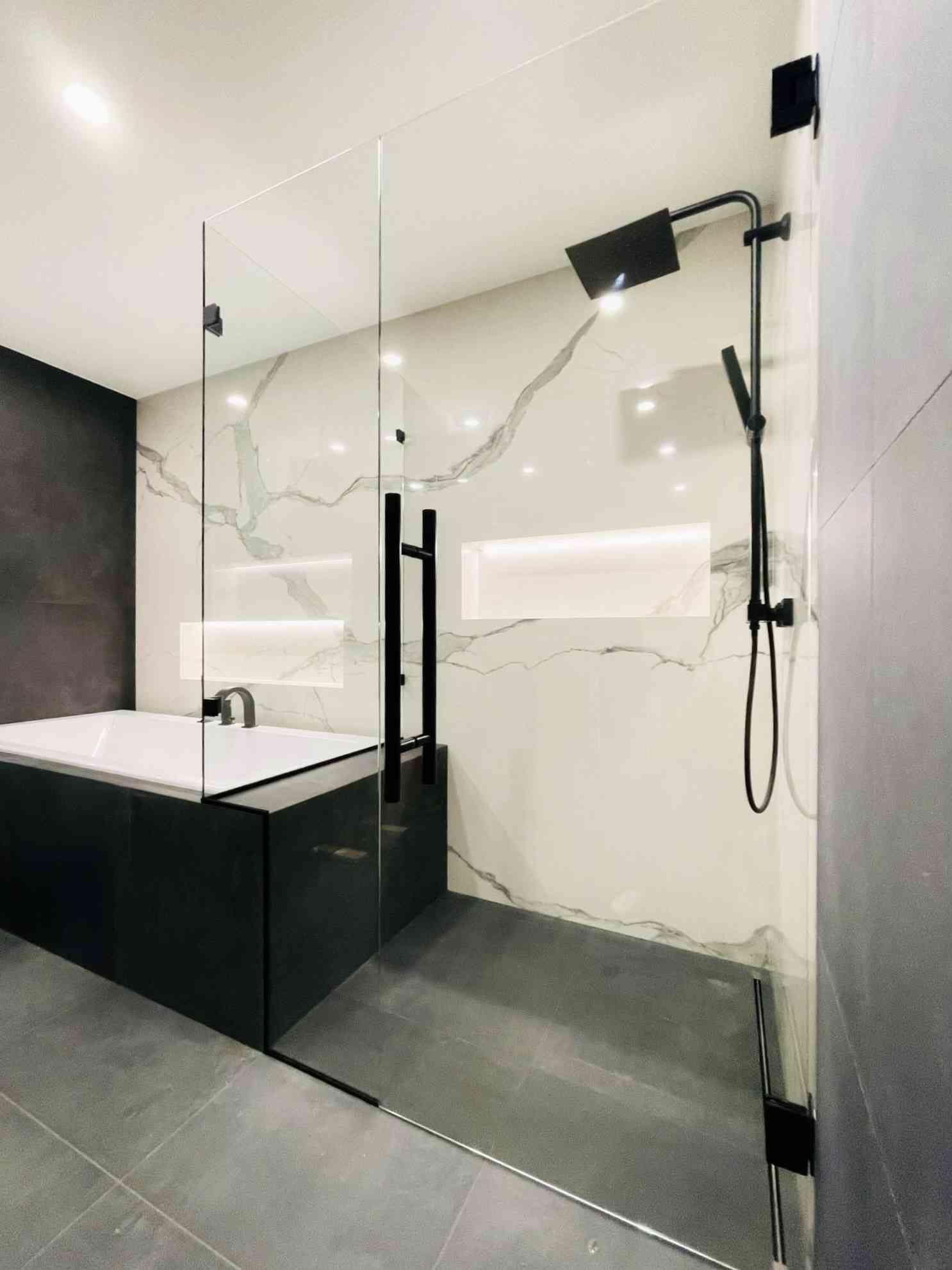 Dušikabiin - kirgas klaas, matt must furnituur