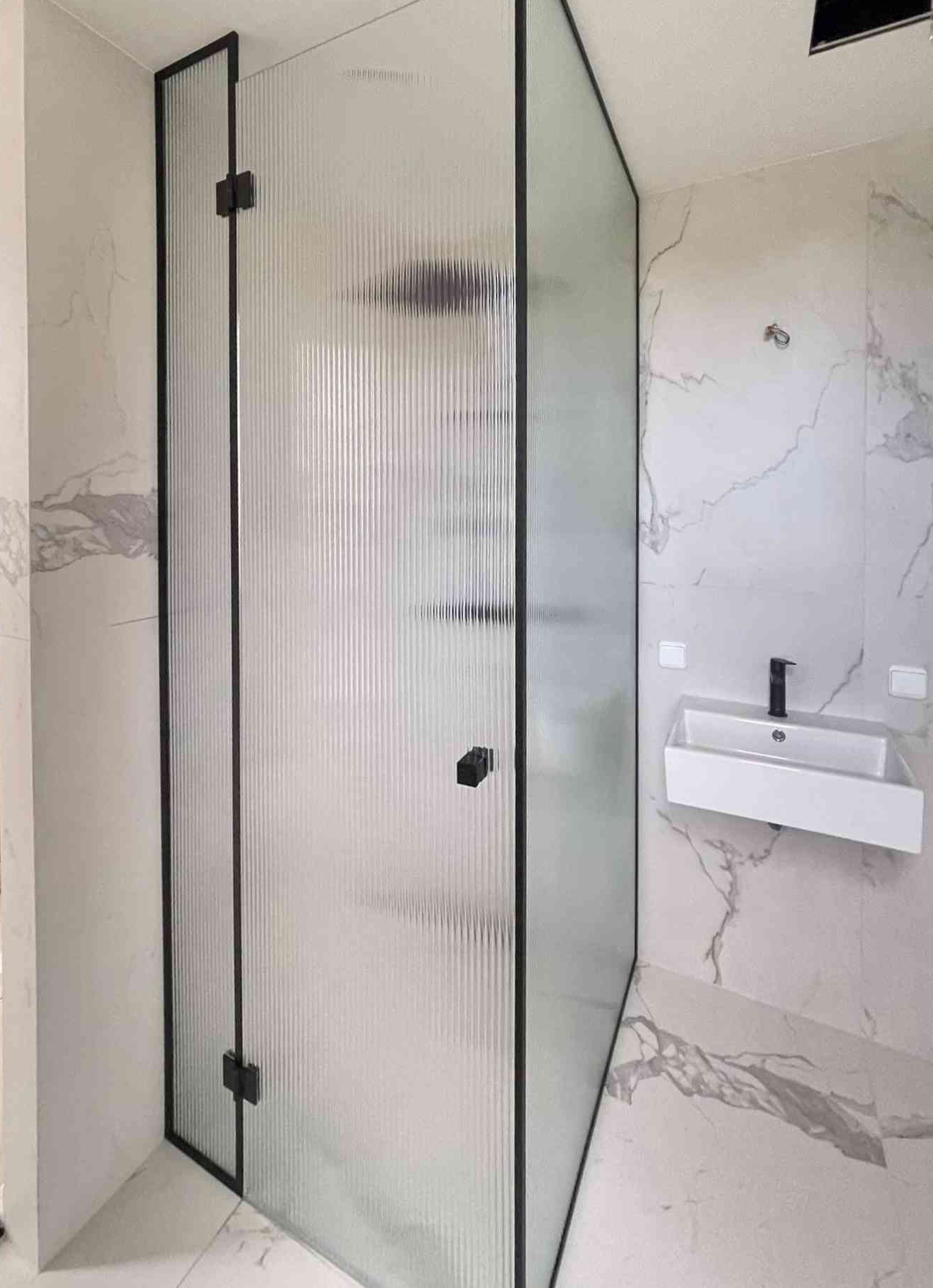 Dušinurk laineline klaas, laineklaas