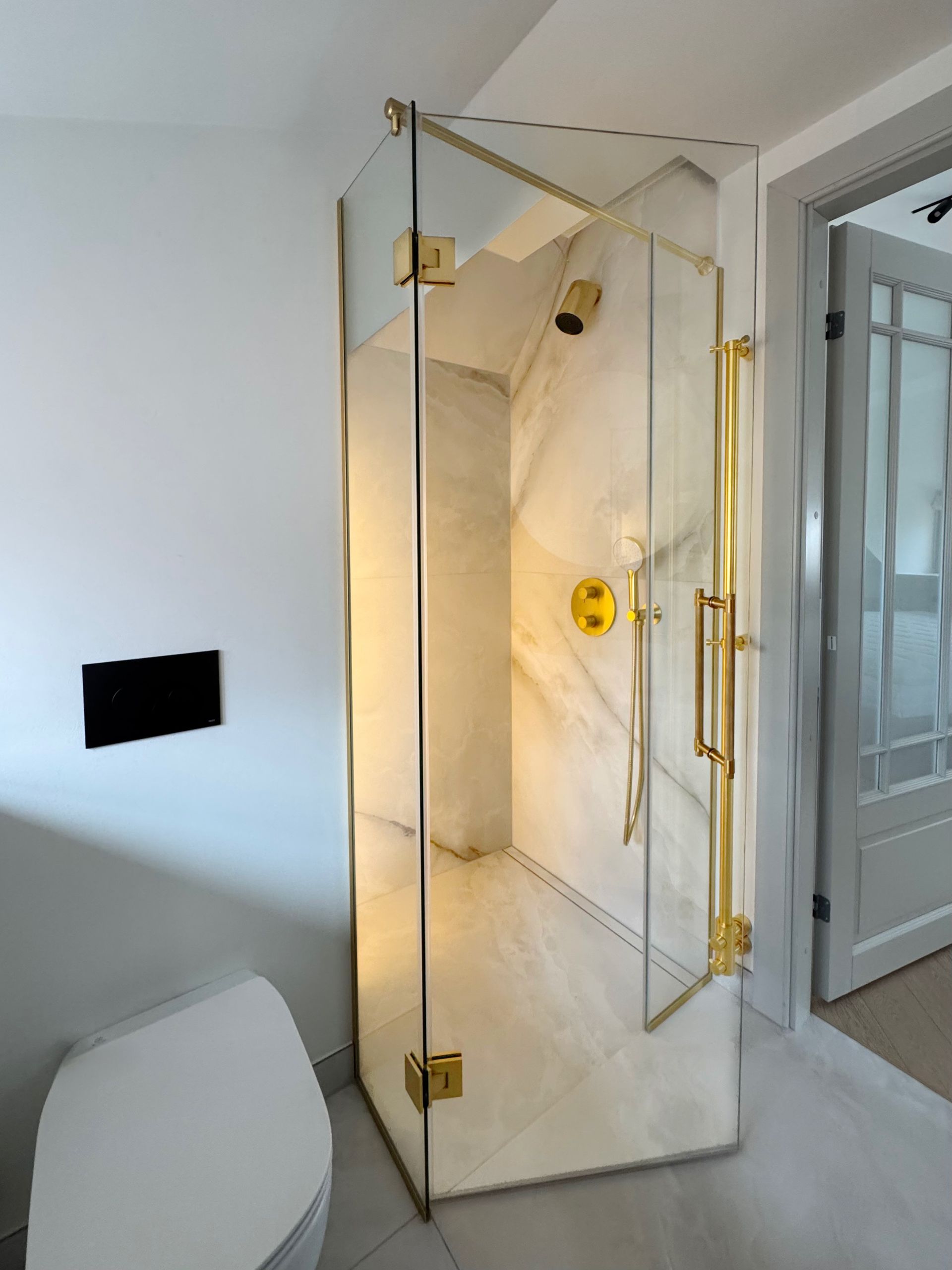 Dušinurk kirgas klaas harjatud kuldne funrituur klaasukse hinged