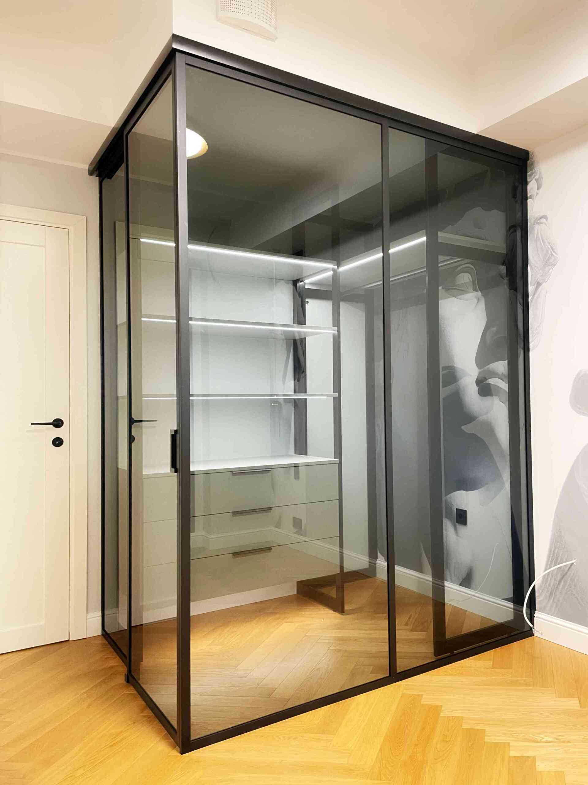 Garderoobi klaasseinad liuguksega