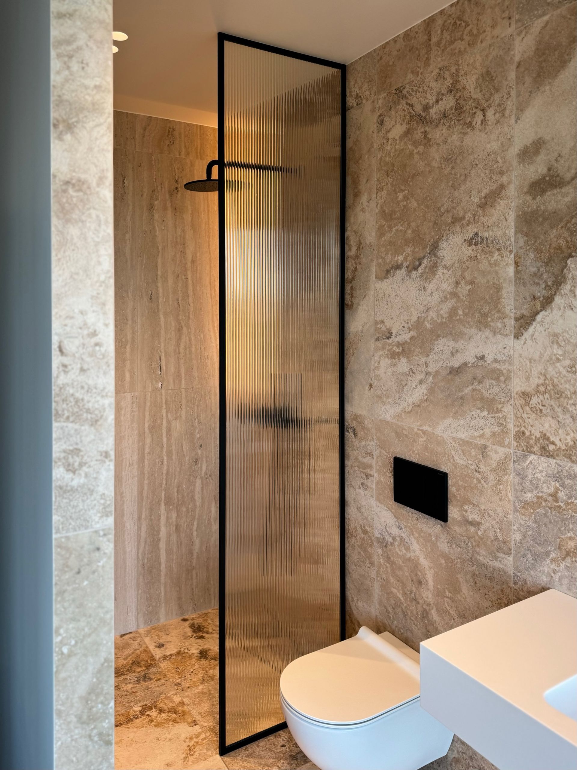 Dušiklaassein - laineklaas, must raam. dušiseinad, dušiklaasseinad. Dušiseinad pärnus, dušhiseinad Tartus. Dušiklaasid