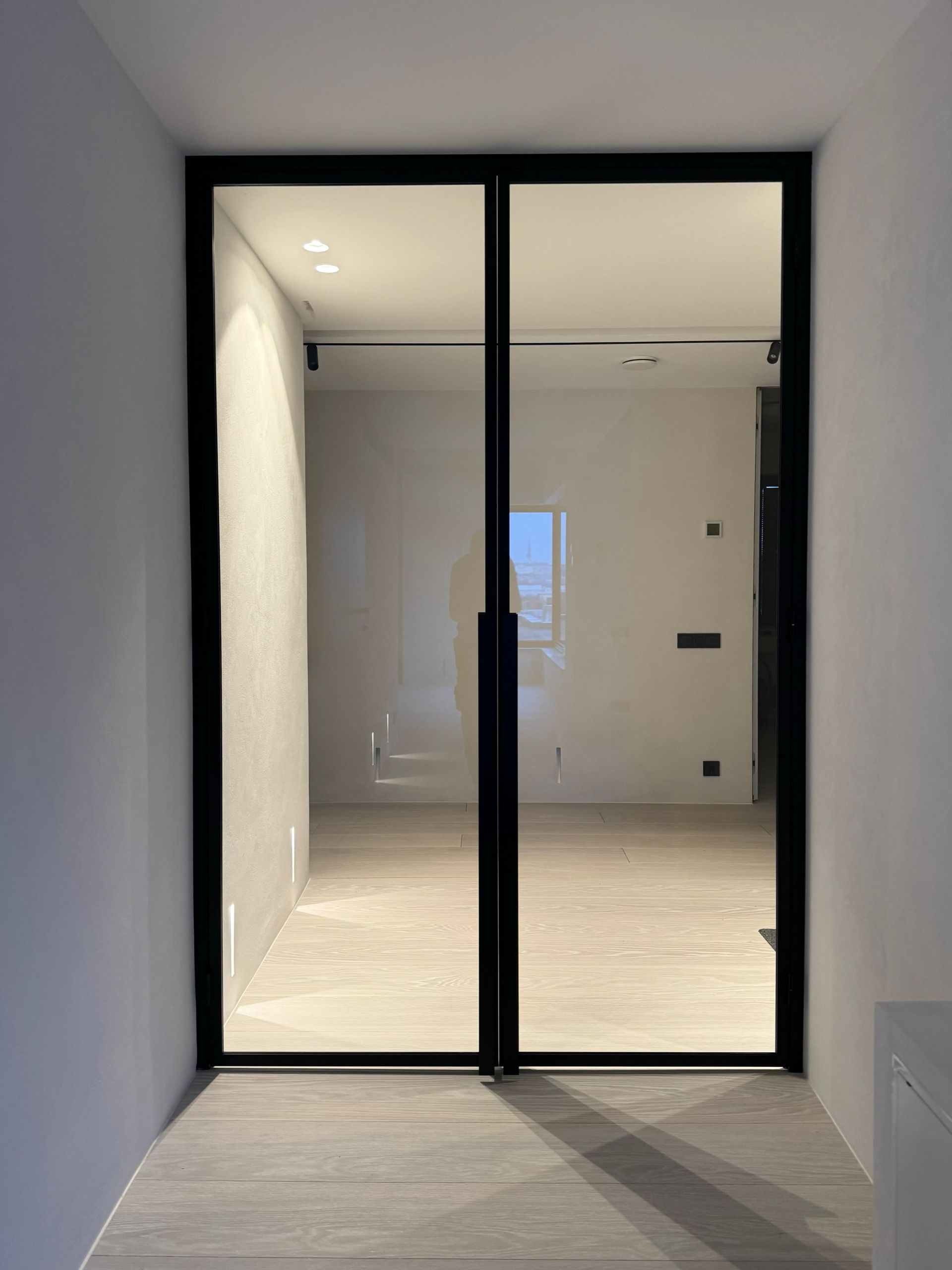 Klaasuksed, mustas metallraamis. klaasuks must raam