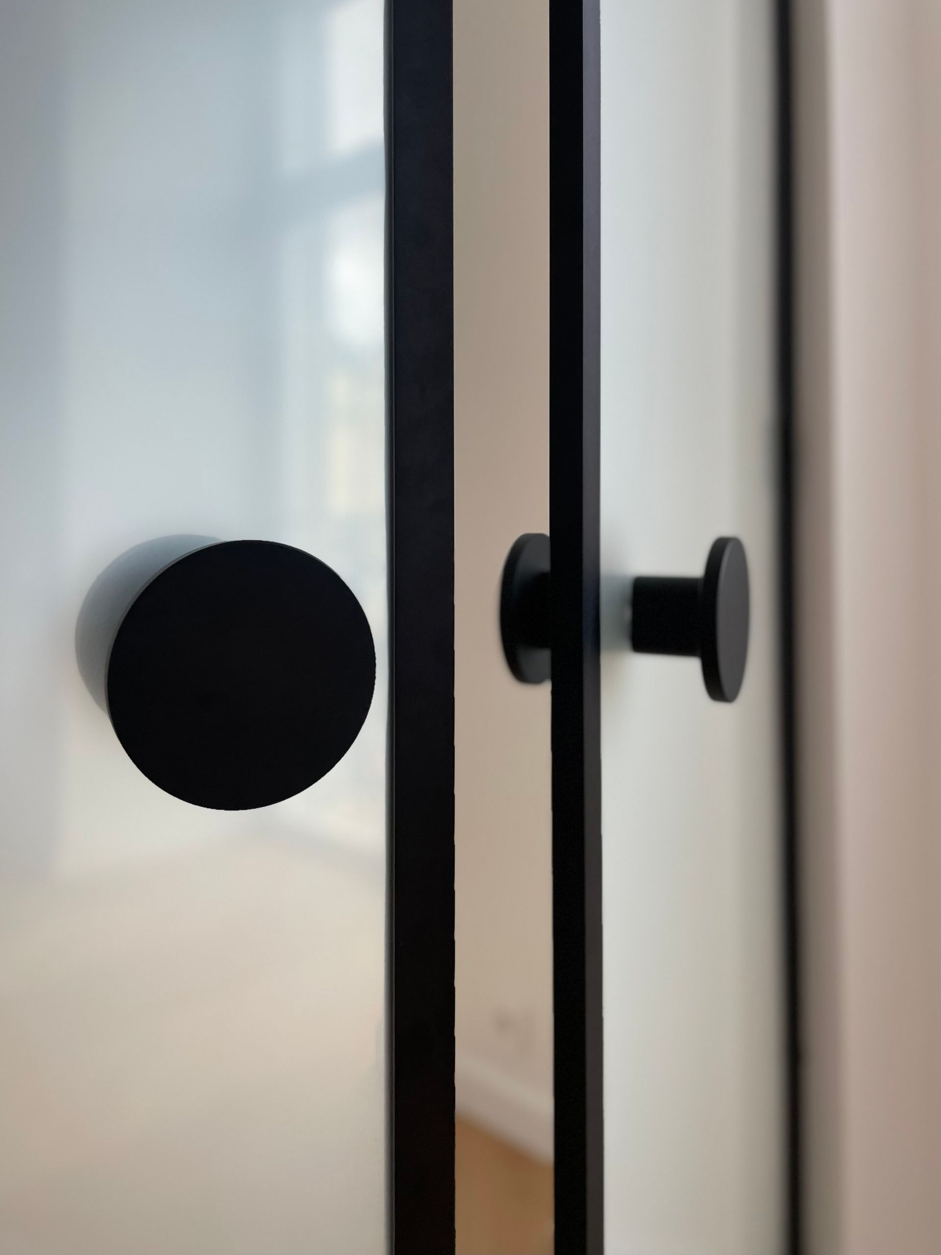 Klaasukse käepidemed, erilahendus