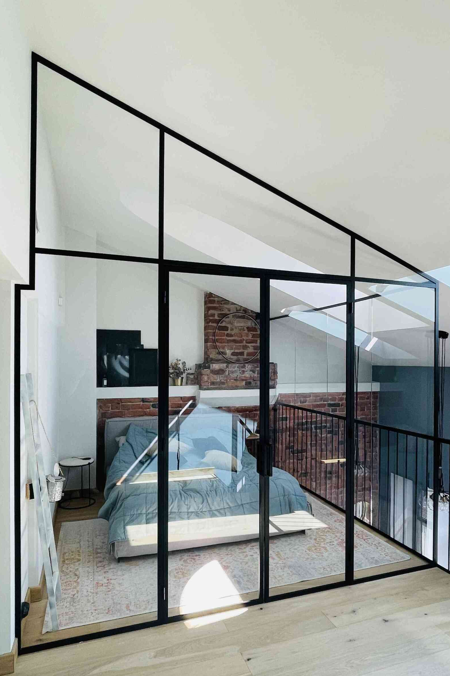 Klaasseinad klaasuksed mustas metallraamis