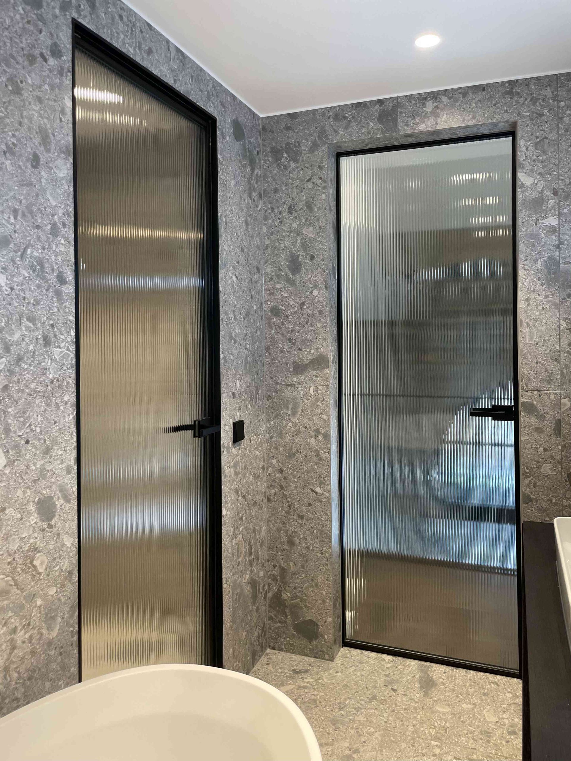 Klaasuksed mustas raamis ja lengis, laineklaas