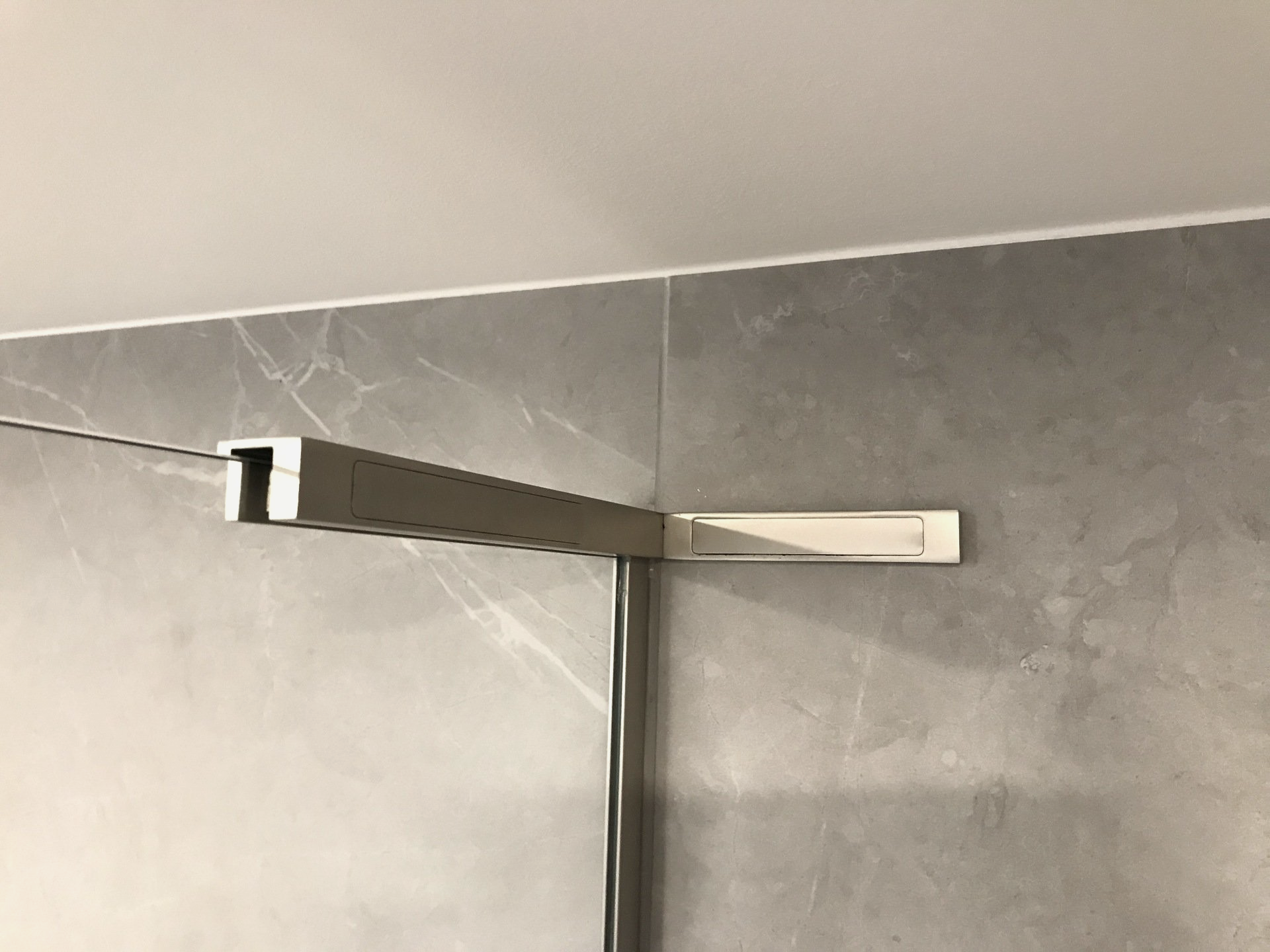 Nurkkinnitus klaasile