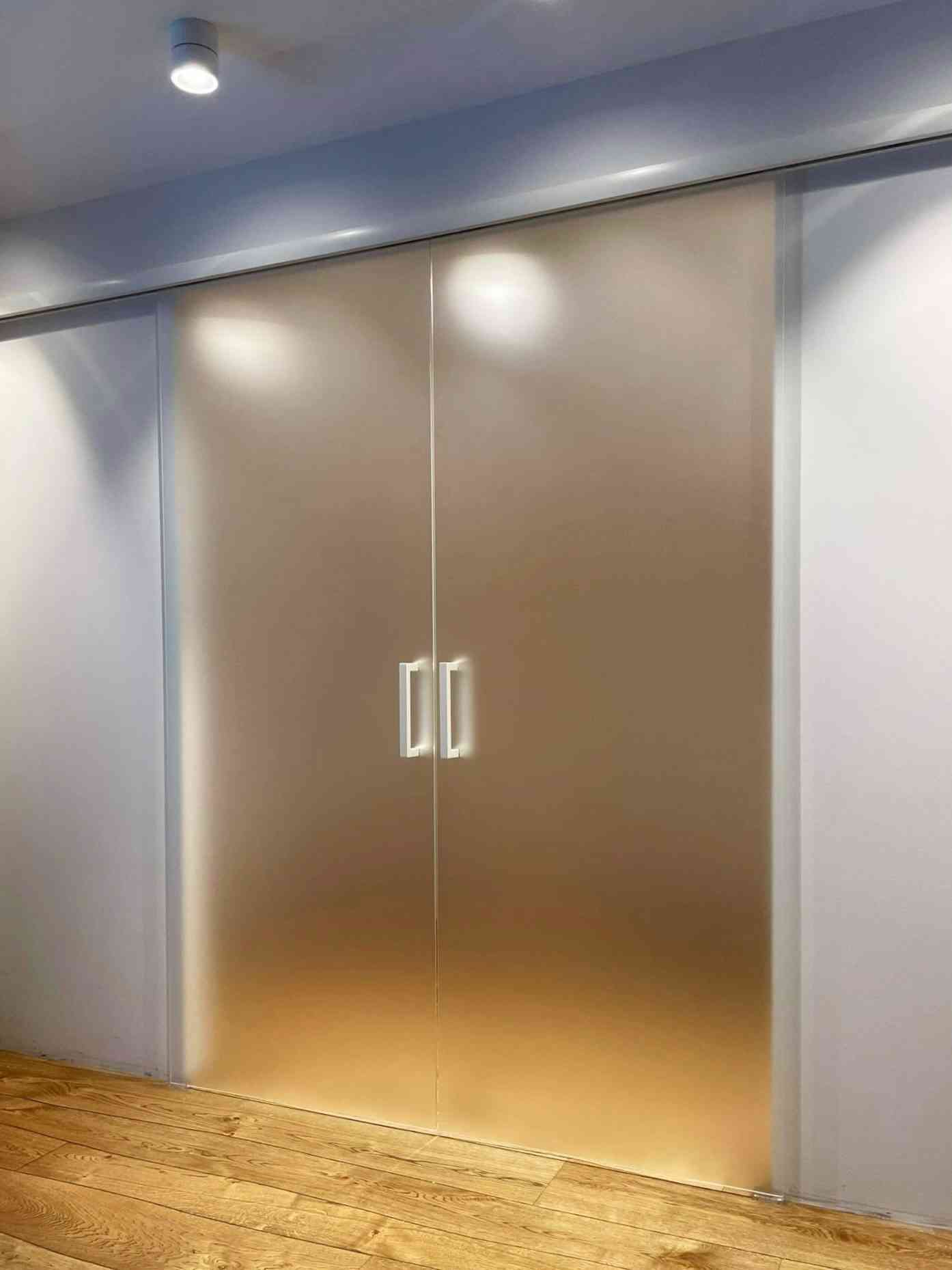 Paaris liuguksed - optwhite satiinmatt, valge furnituur