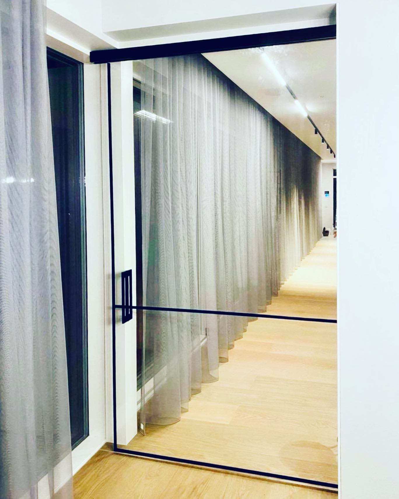 klaasliuguks mustas raamis