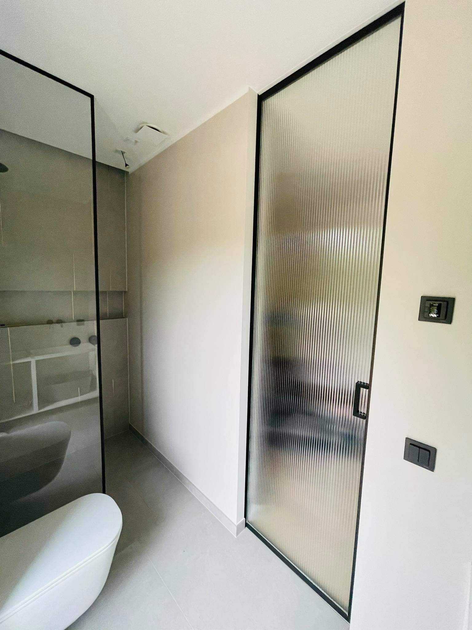 klaasliuguks must raam laineline klaas