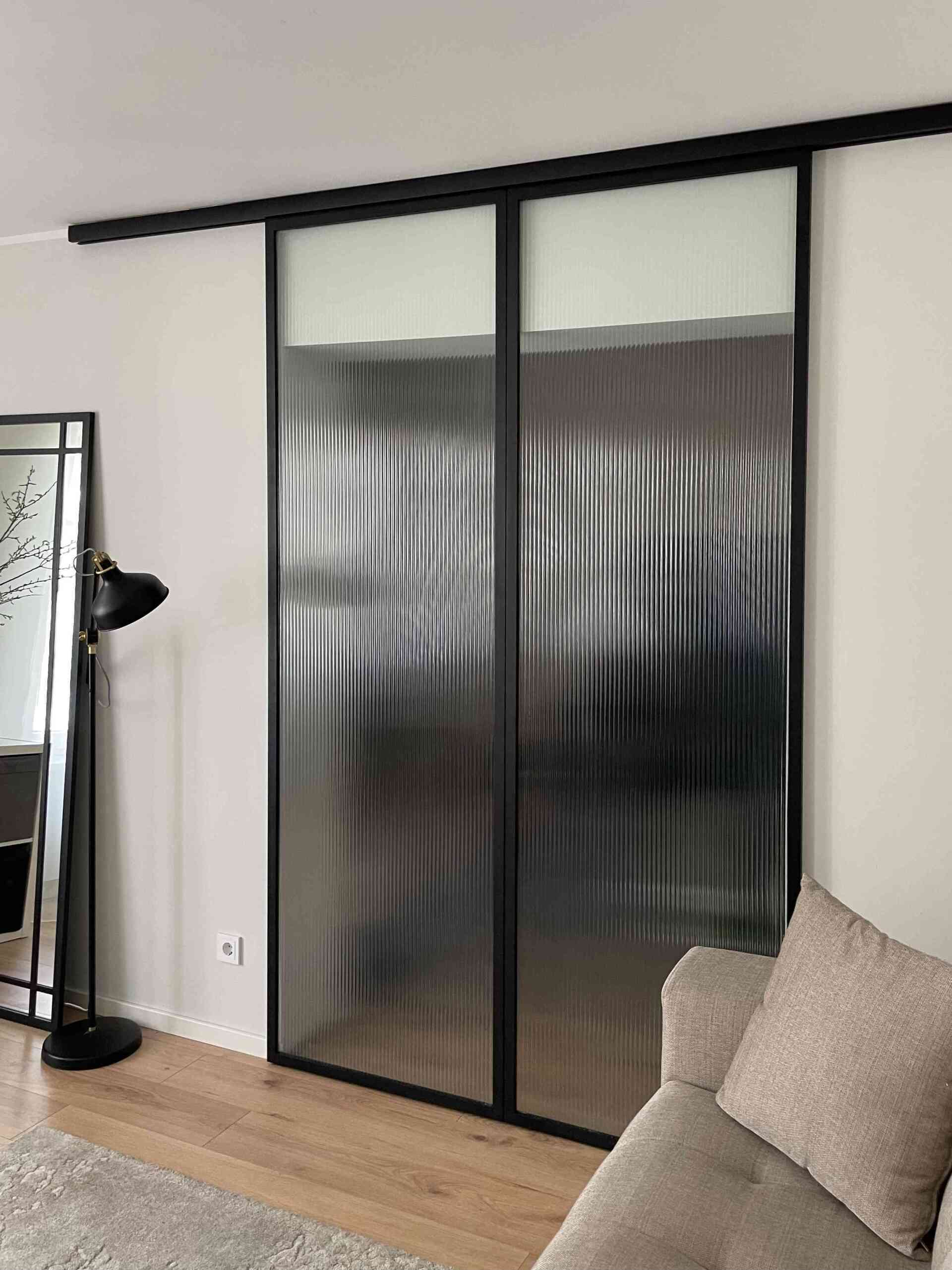 klaasliuguks must raam laineline klaas