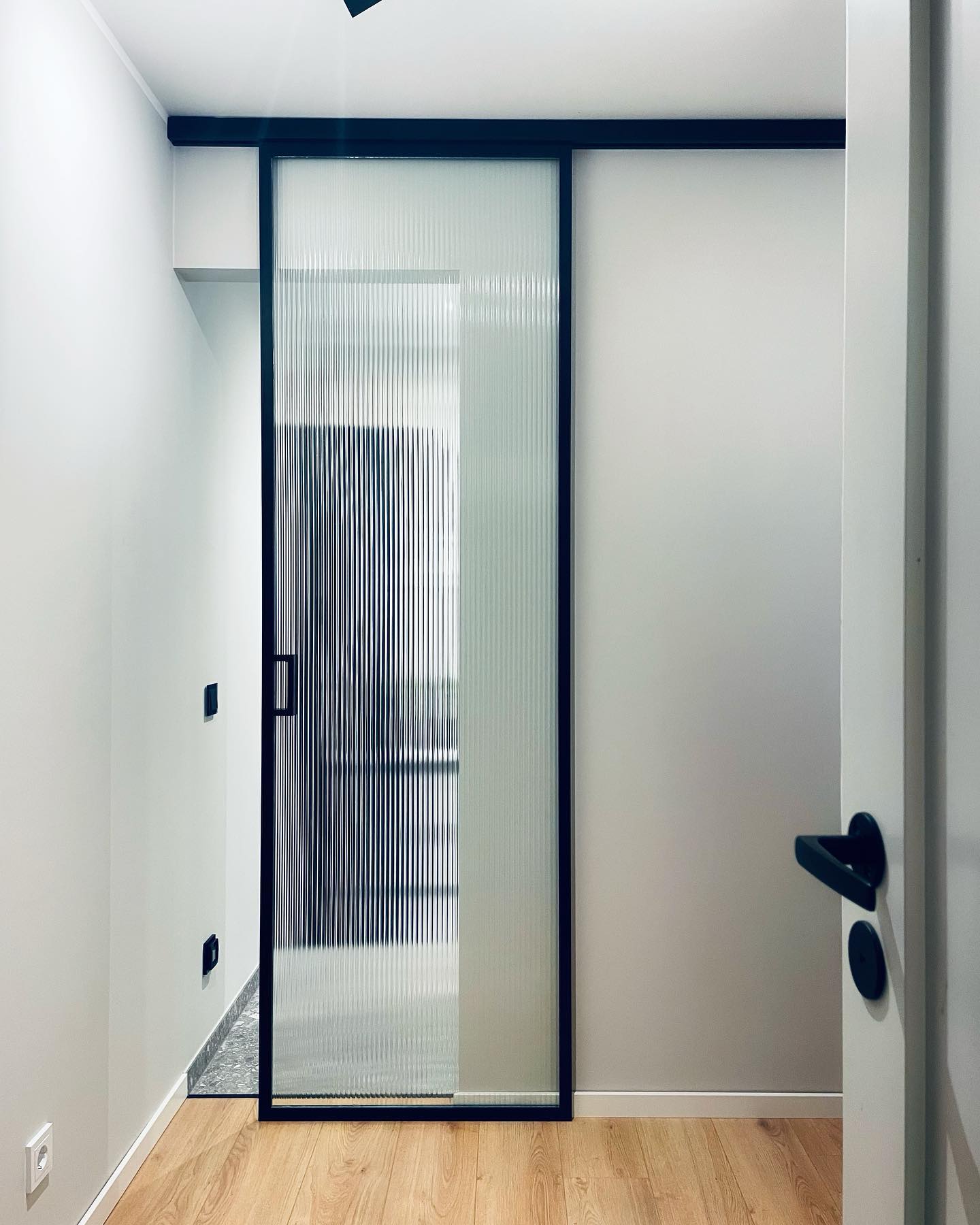 klaasliuguks must raam laineline klaas