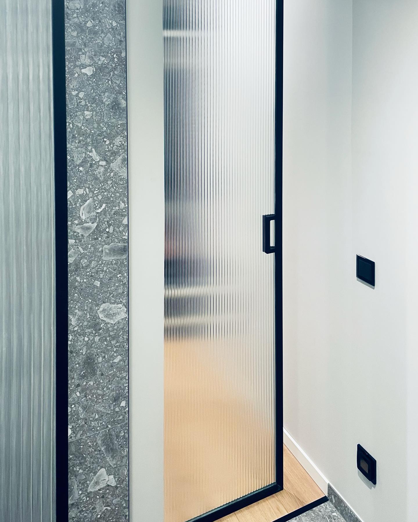 klaasliuguks must raam laineline klaas