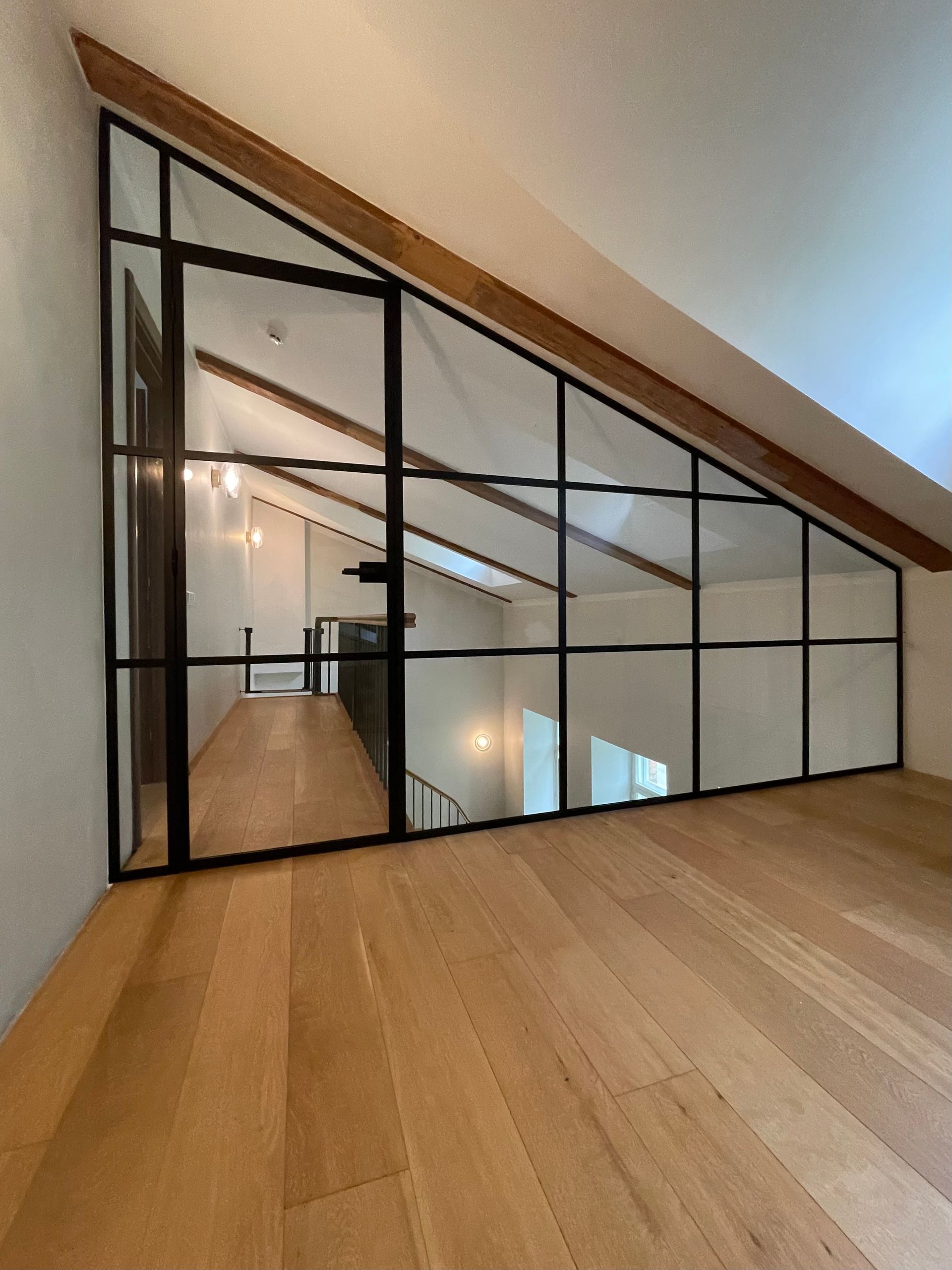 Klaassein mustas metallraamis. kirgas klaas