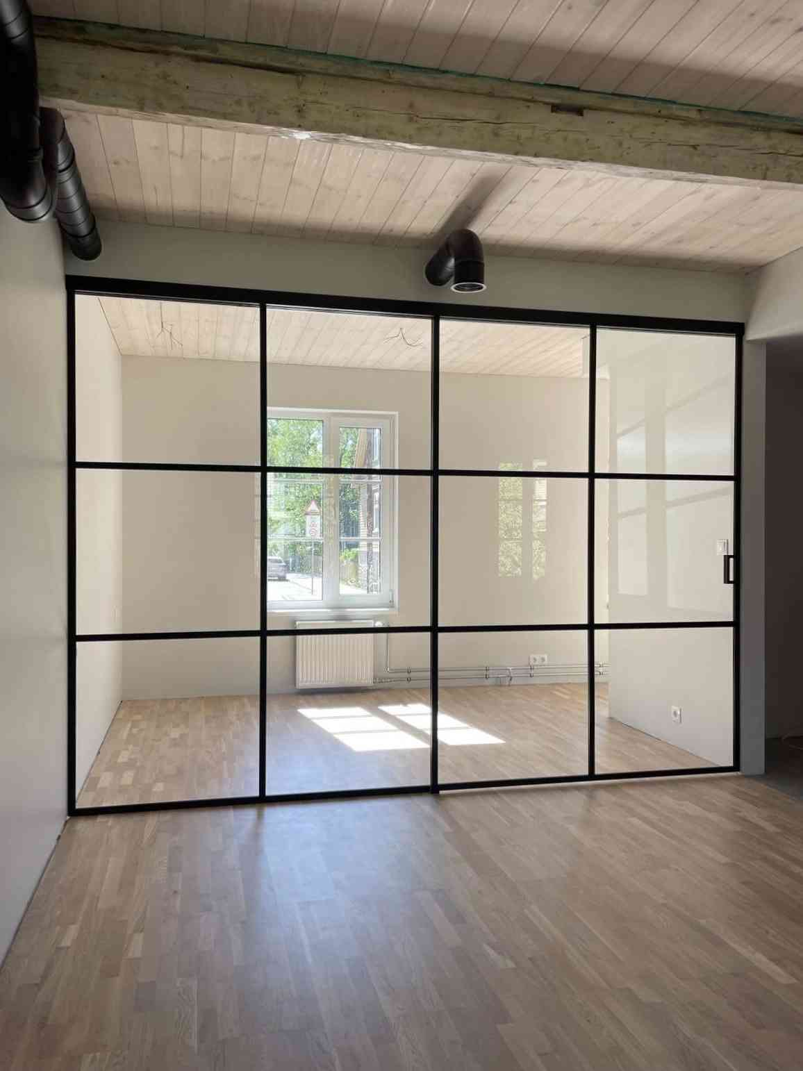 Klaassein klaasseinad mustas raamis ja klaassein ruudustikuga