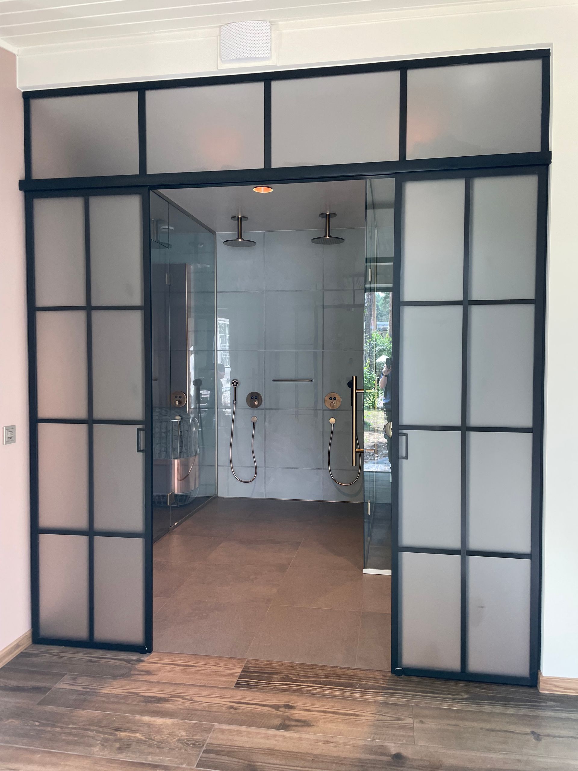 Klaassein paaris liugustega - satiinmatt klaas, must raamistus ja dekoratiivne ruudustik