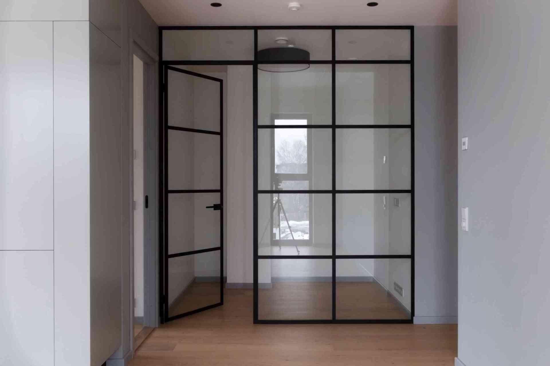 klaassein mustas raamis