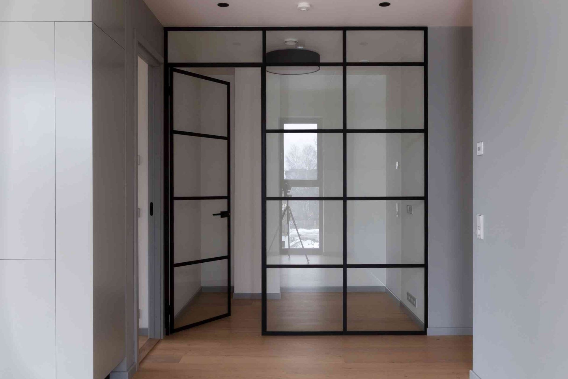 klaassein must raamistus, klaasuks. klaasseinad, klaassein, klaasvaheseinad, klaasist vaheseinad. Klaasseinad, klaasist sein. Klaassein klaasuks