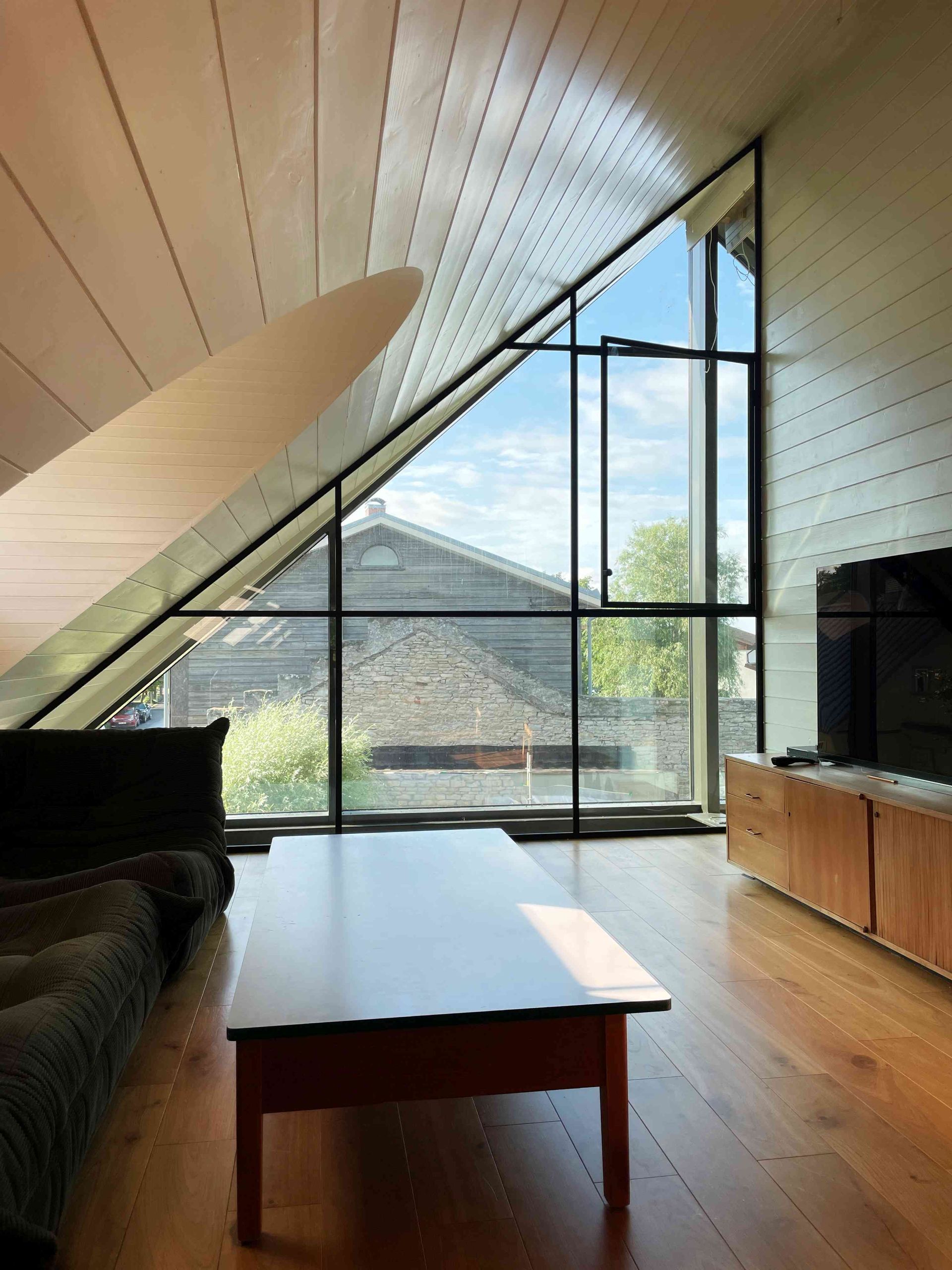 klaassein must raamistus, klaasuks. klaasseinad, klaassein, klaasvaheseinad, klaasist vaheseinad. Klaasseinad, klaasist sein. Klaassein klaasuks