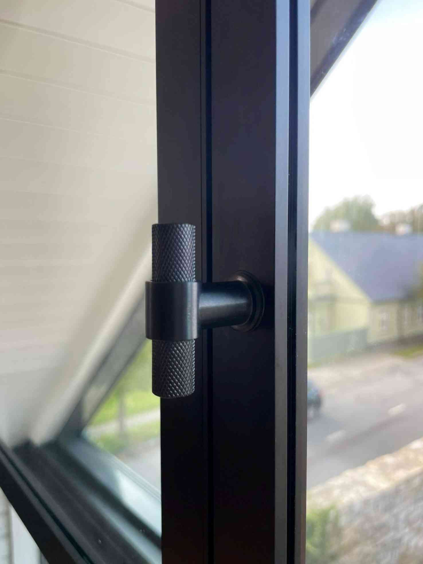 Nuppkäepide klaasuksele