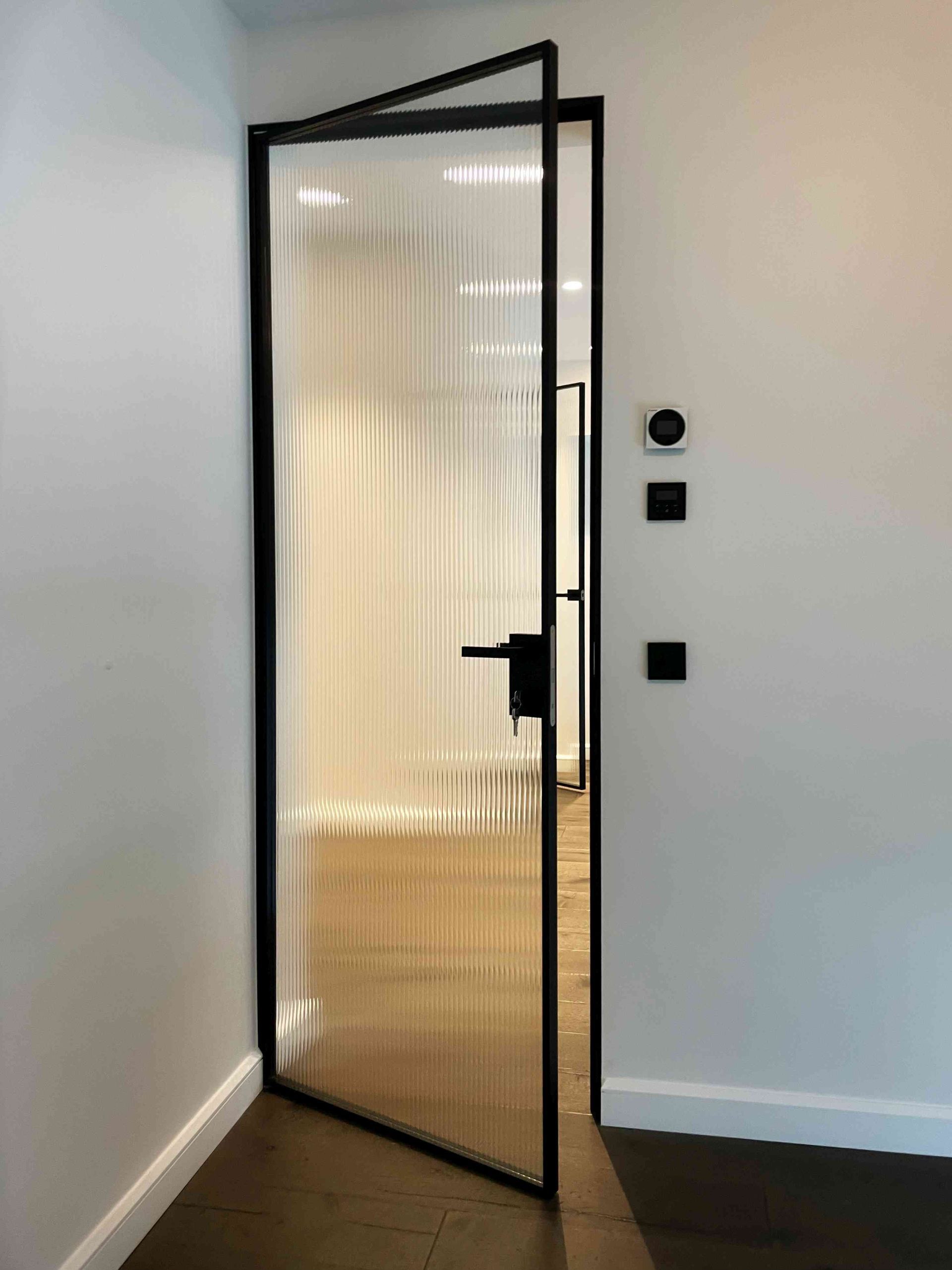 Klaasuks lengis ja raamis, peithingedega - laineline klaas