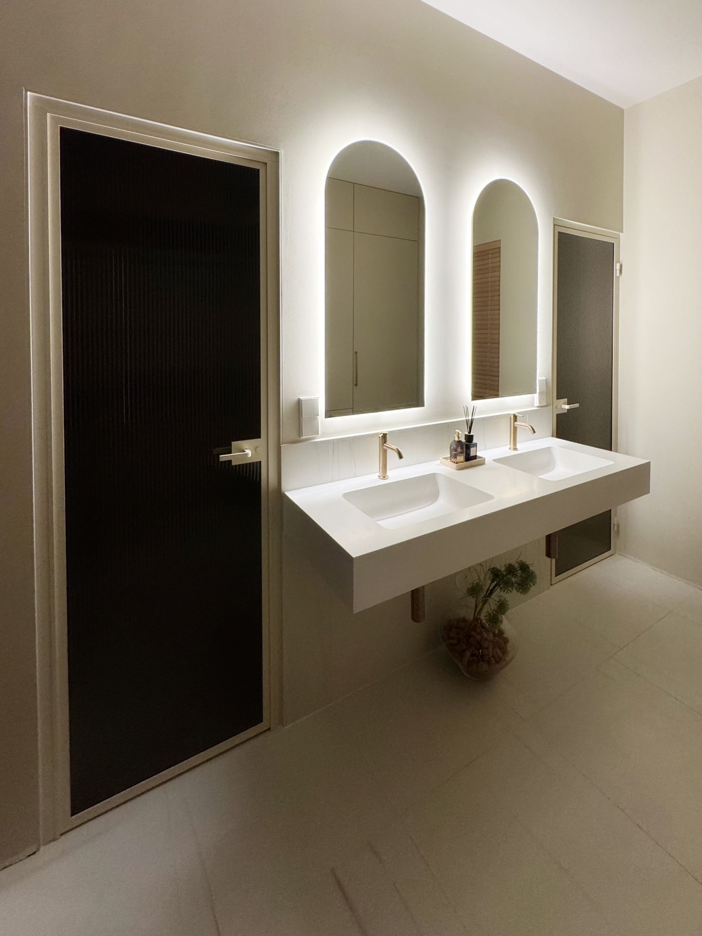 Klaasuks laineklaas valge raam