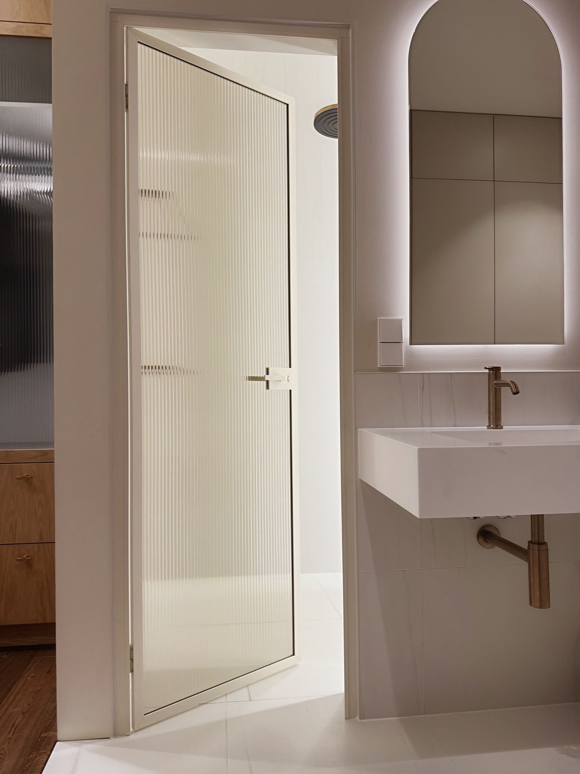 Klaasuks laineklaas valge raam