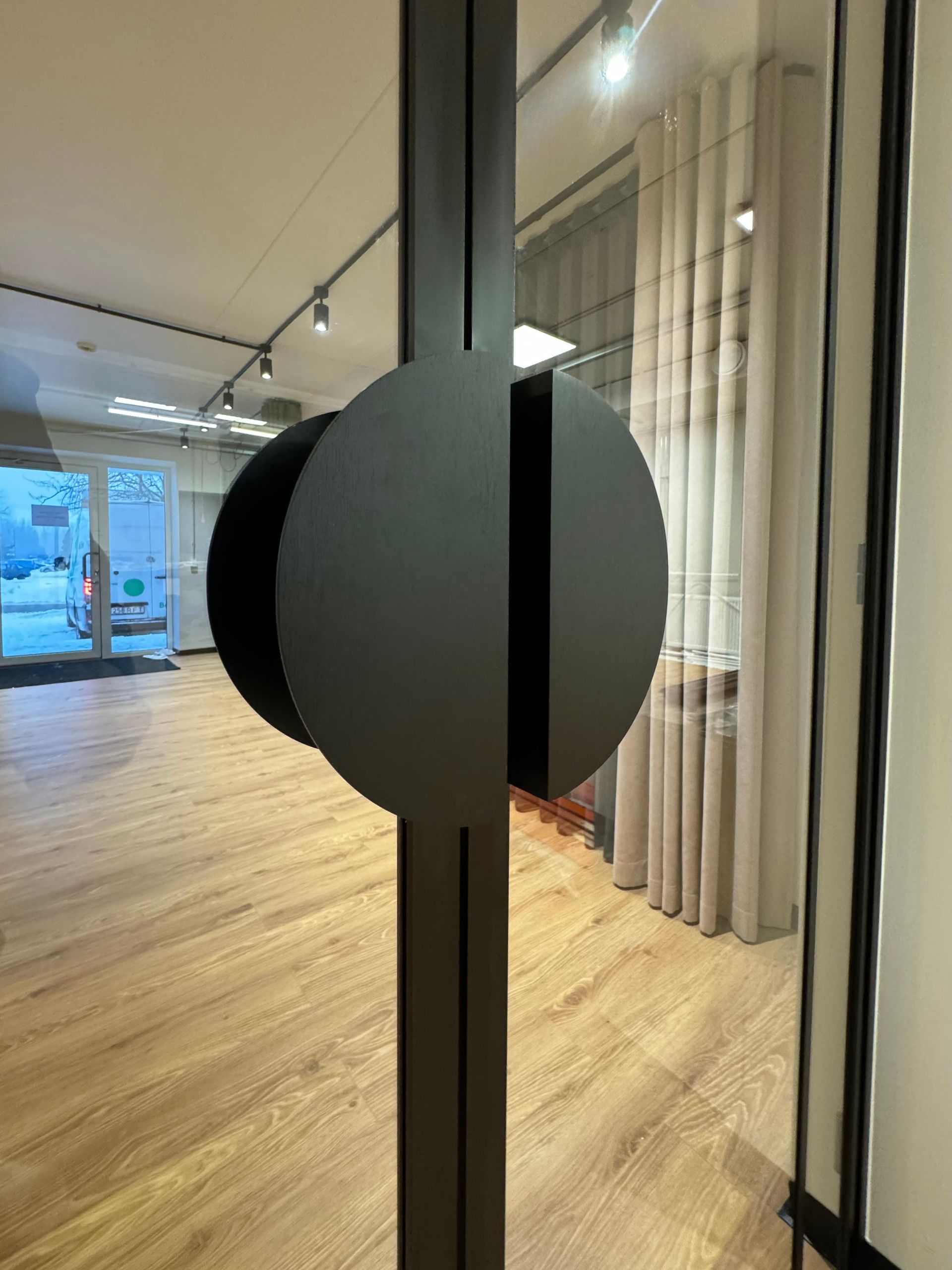 Klaasukse raamistuse pealne käepide, poolkuu