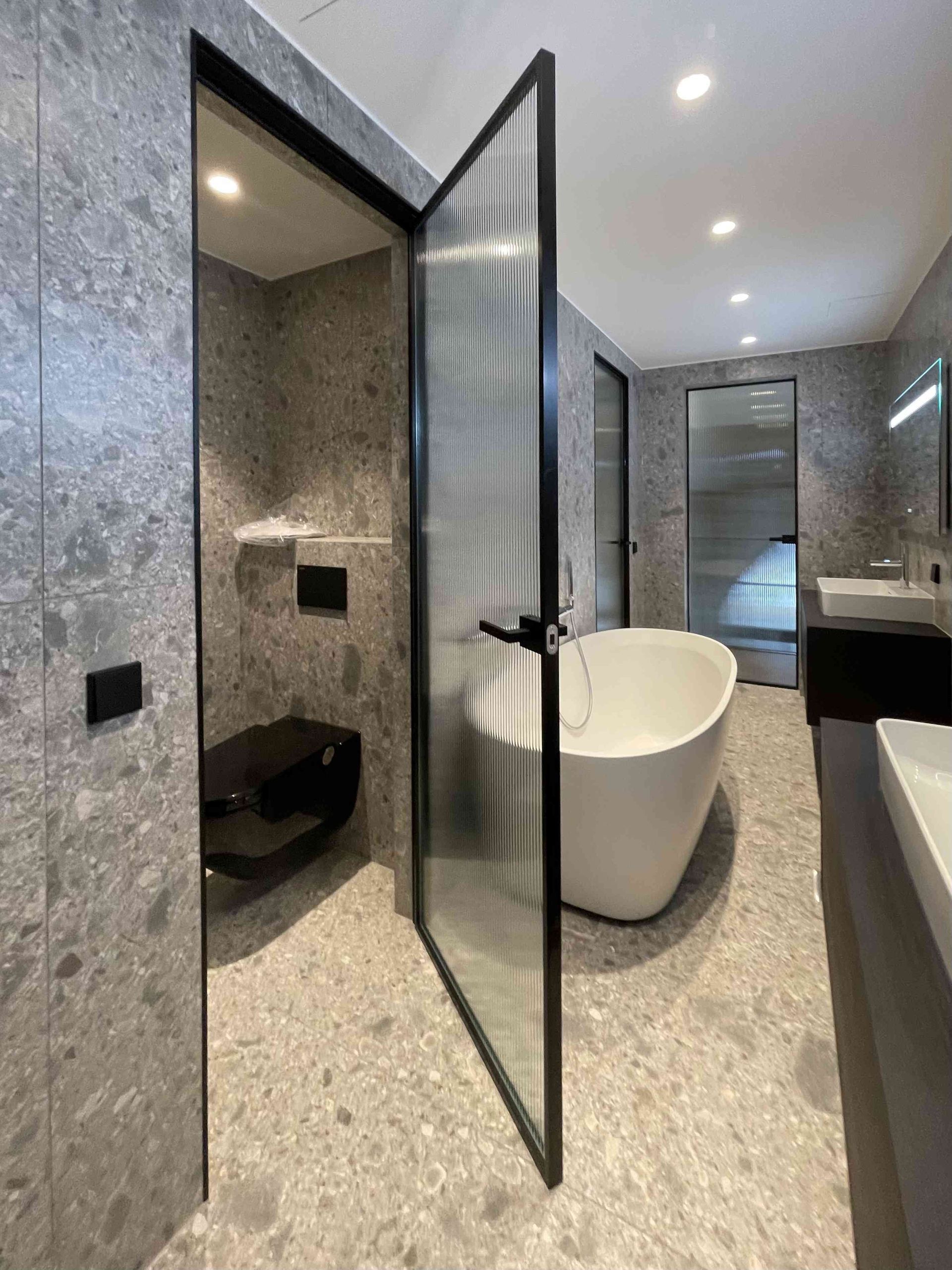 Klaasuksed mustas raamis ja lengis, laineklaas