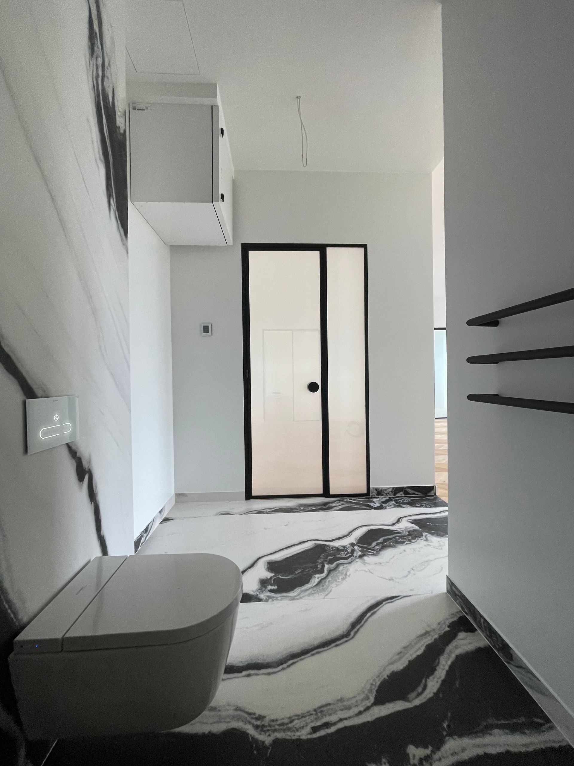 Klaasuksed mustas raamis, mattklaas