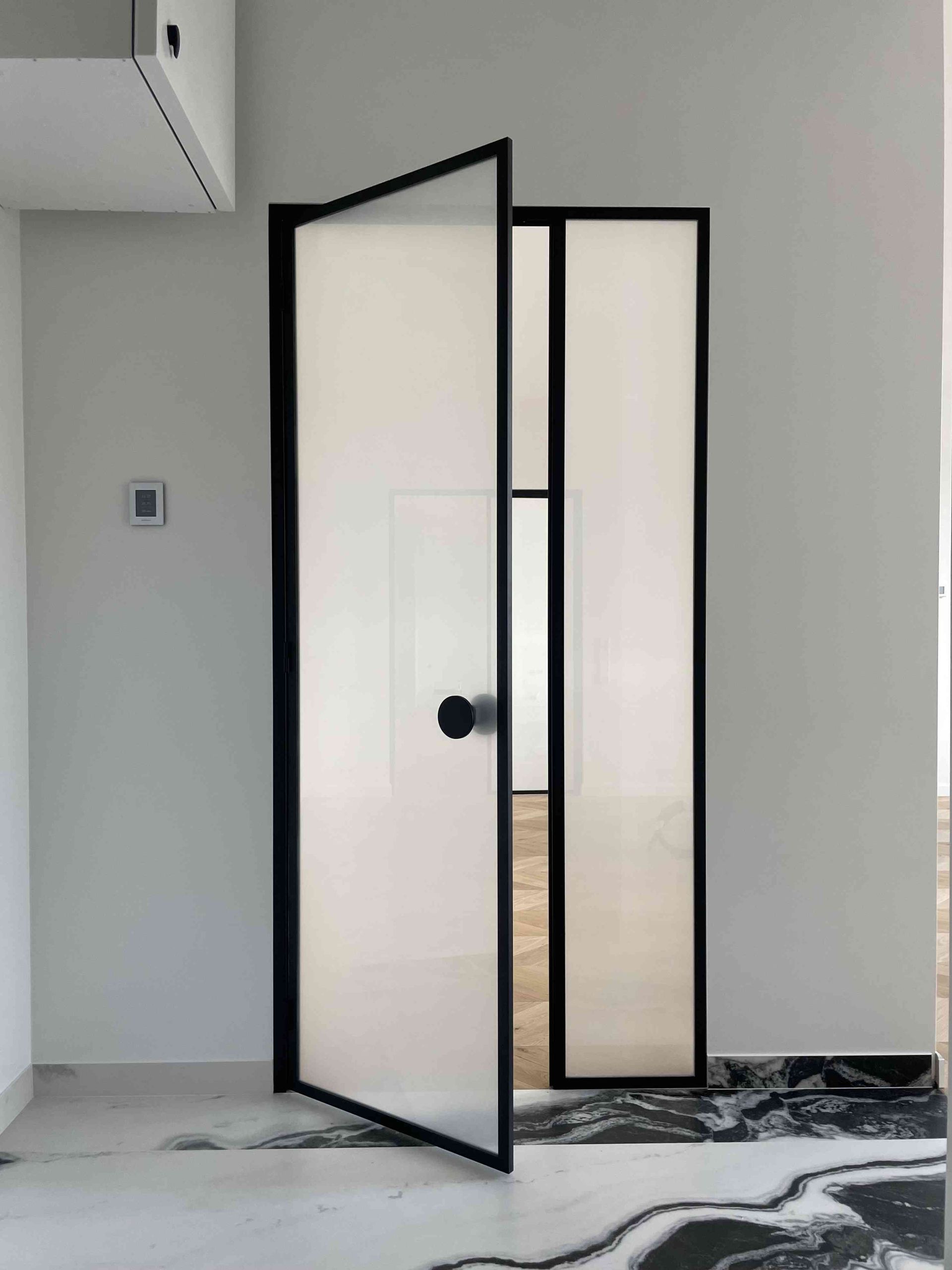 Klaasuksed mustas raamis, mattklaas