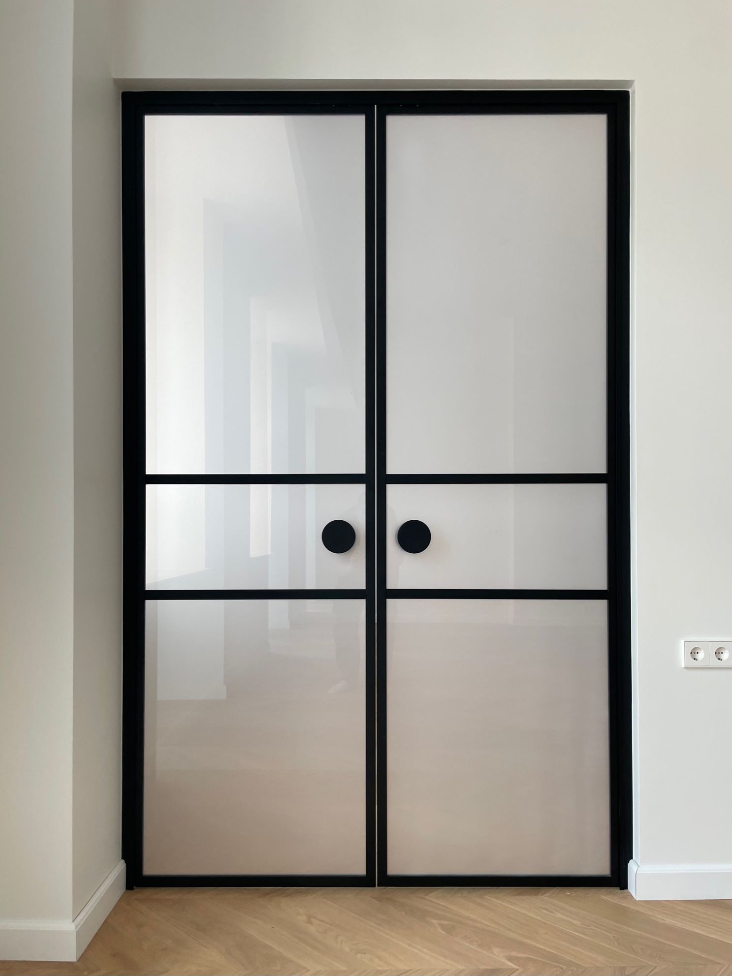 Klaasuksed mustas raamis, mattklaas