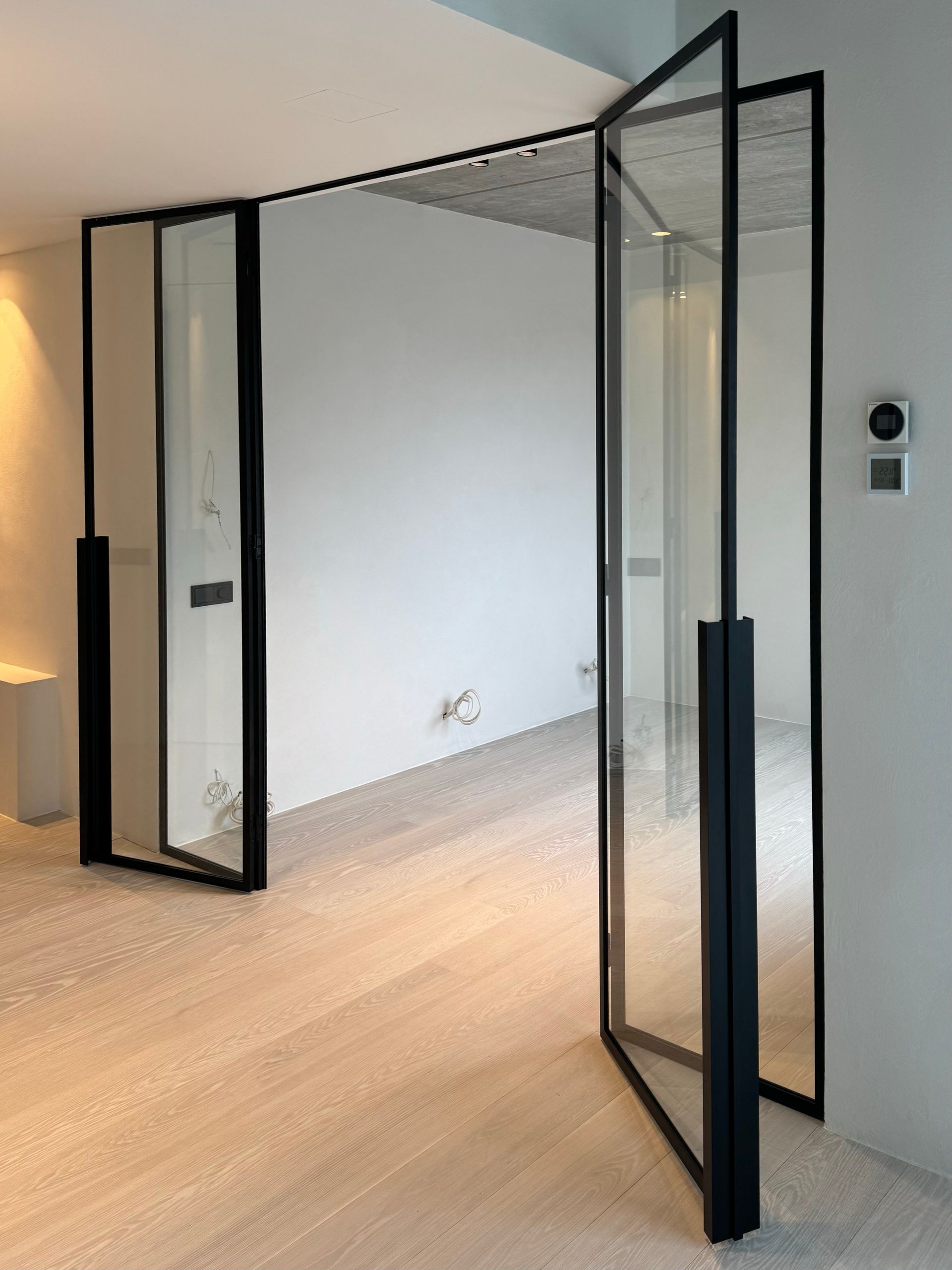 Klaassein ja Klaasuksed, mustas metallraamis. klaasuks must raam