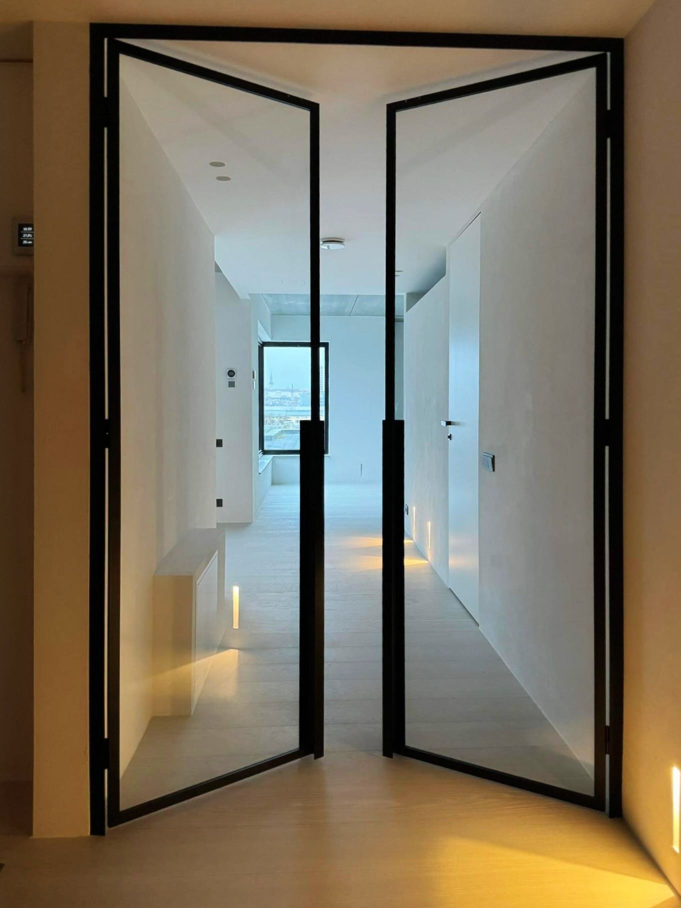 Klaassein ja Klaasuksed, mustas metallraamis. klaasuks must raam