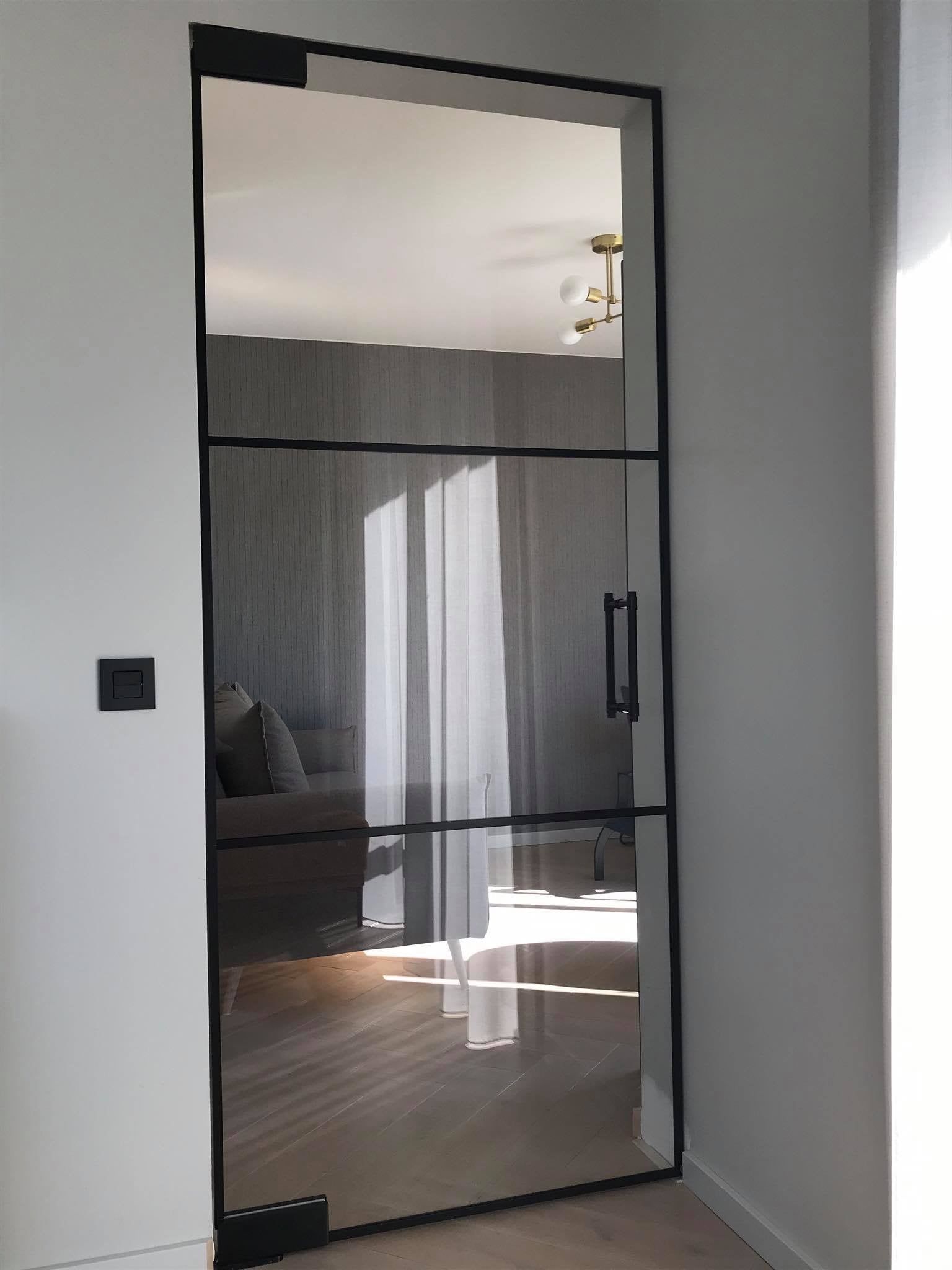 klaasuks musta ruudustikuga