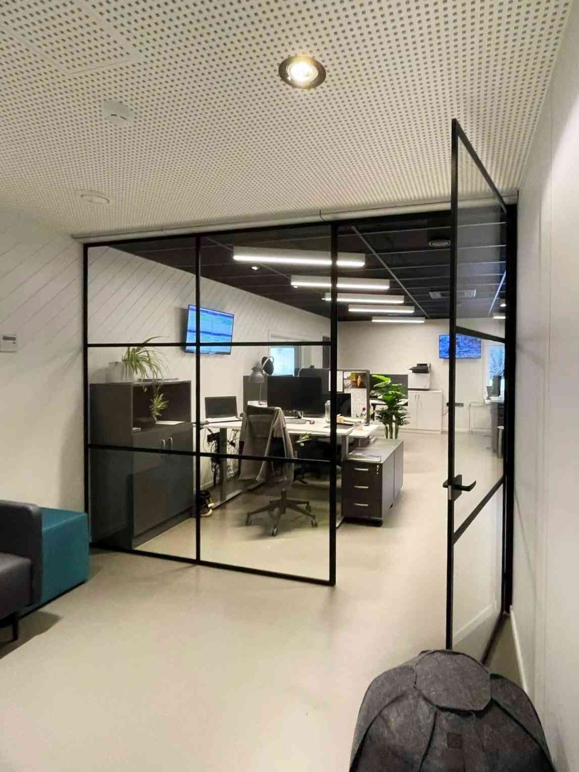 Klaassein - must raamistus ja ruudustik