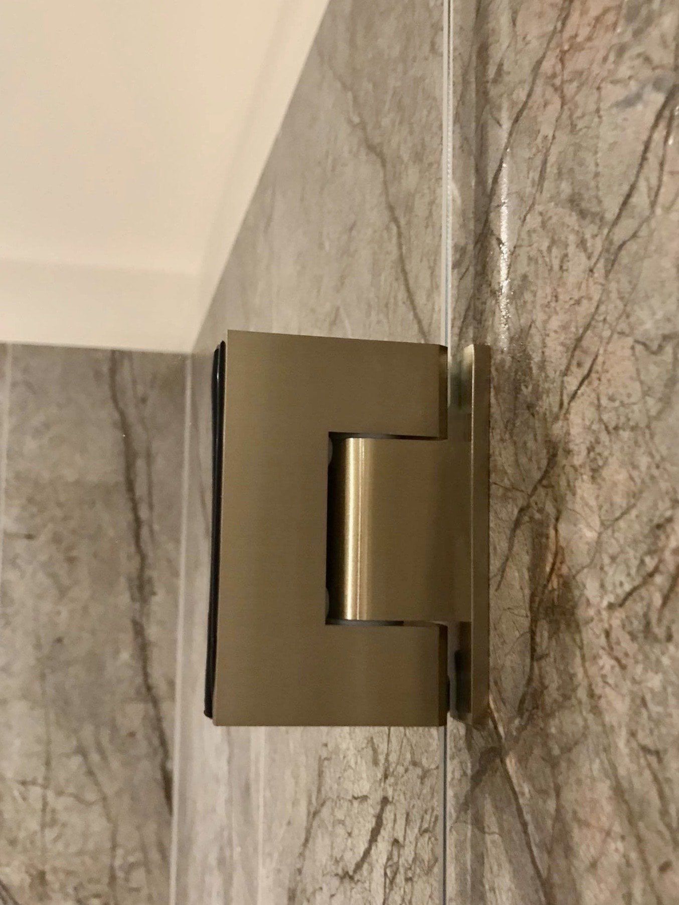 Harjatud pronks klaasukse hing