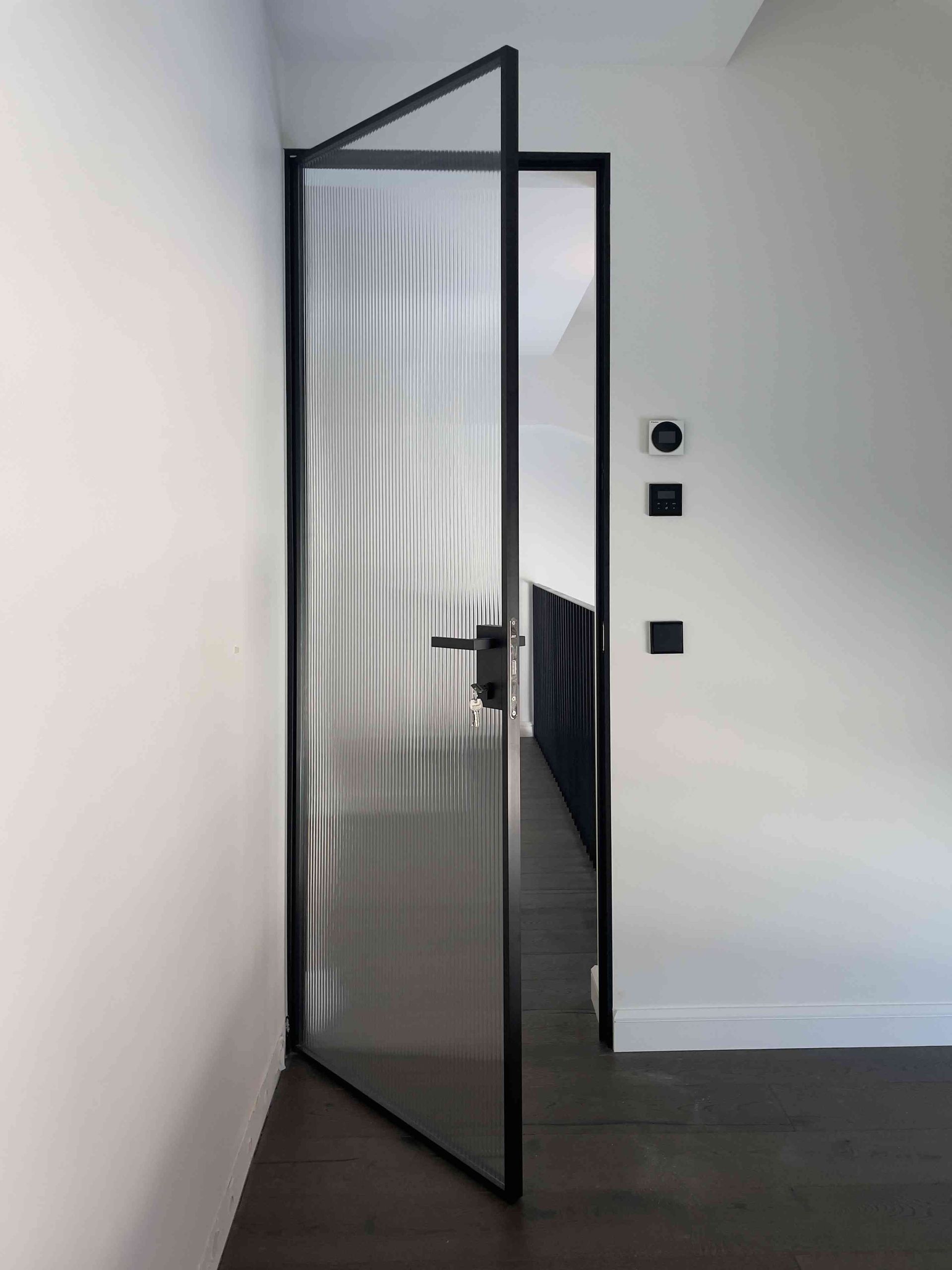 Klaasuksed mustas raamis ja lengis, laineklaas