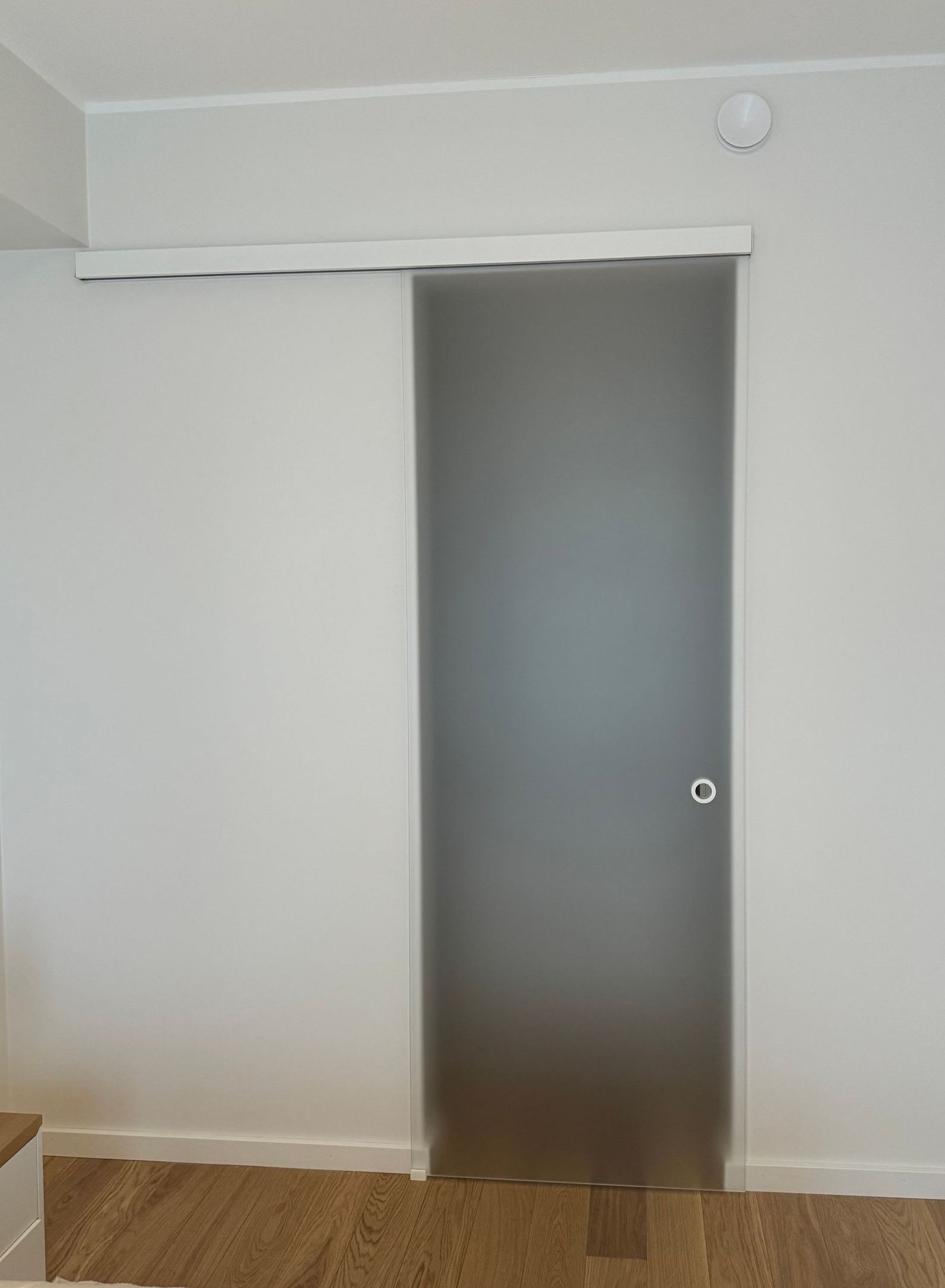 Liuguks, valge furnituur - eriti kirgas satiinmatt klaas