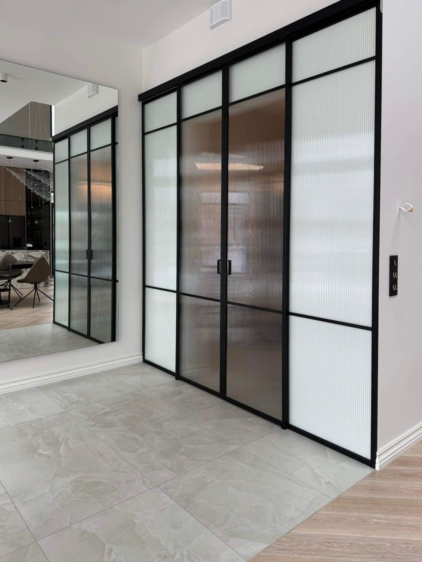 laineklaas liuguks, liuguksed lainelise klaasiga flutes, must raam klaasist lükanduksed, liuguks klaasliuguks lükanduks