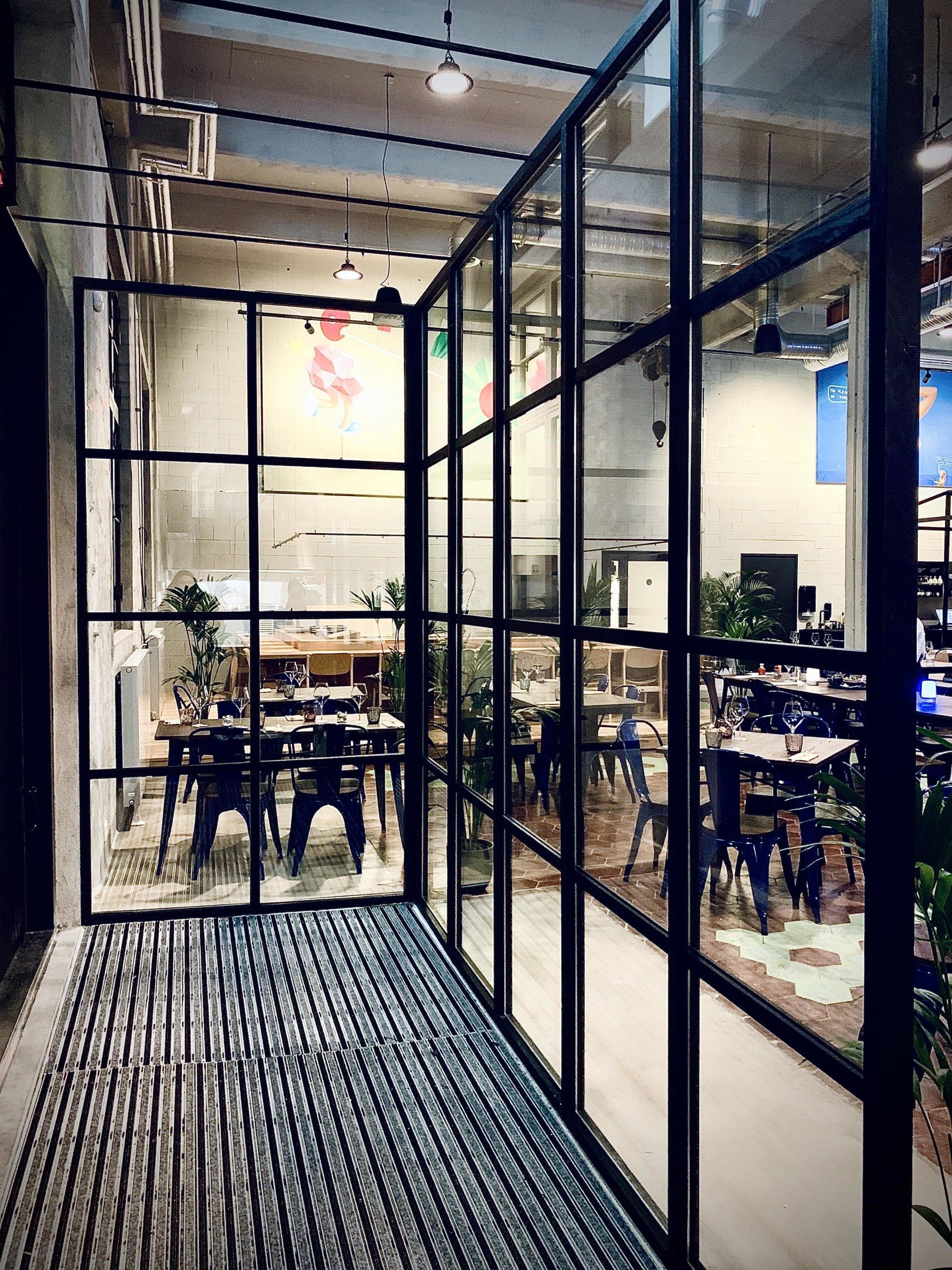 Mustas puitraamis klaasid