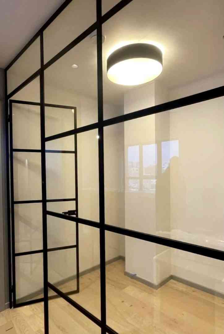 Klaassein ja klaasuks mustas raamis